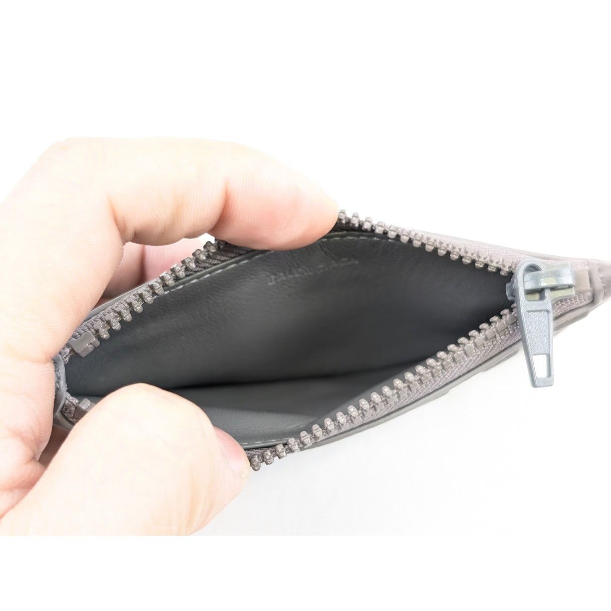 Balenciaga o1rshd1 Size: OS / Chevron Zip Wallet in Gray Size ONE SIZE - 10 Thumbnail