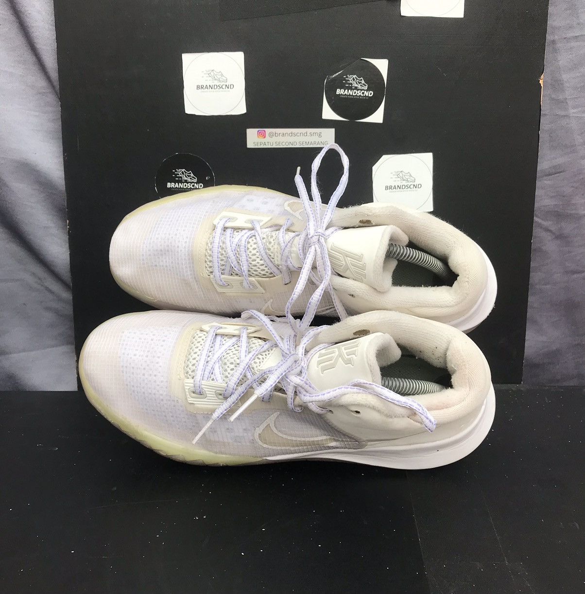 Nike Nike Kyrie Flytrap 4 White No Box Size US 9.5 / EU 42-43 - 3 Thumbnail