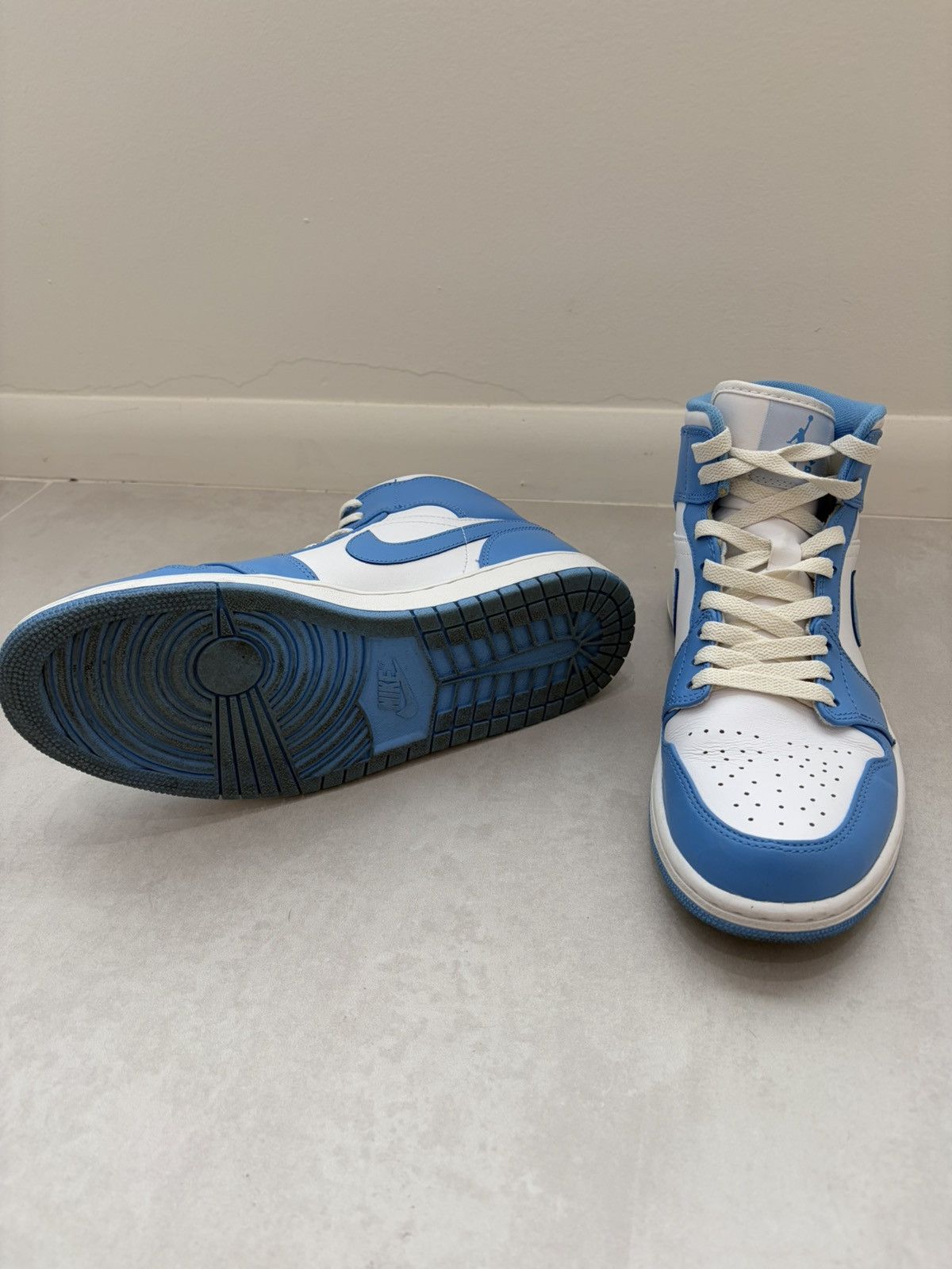 Nike Size 9 - Air Jordan 1 Mid UNC - 554724-106 Size US 9 / EU 42 - 6 Thumbnail
