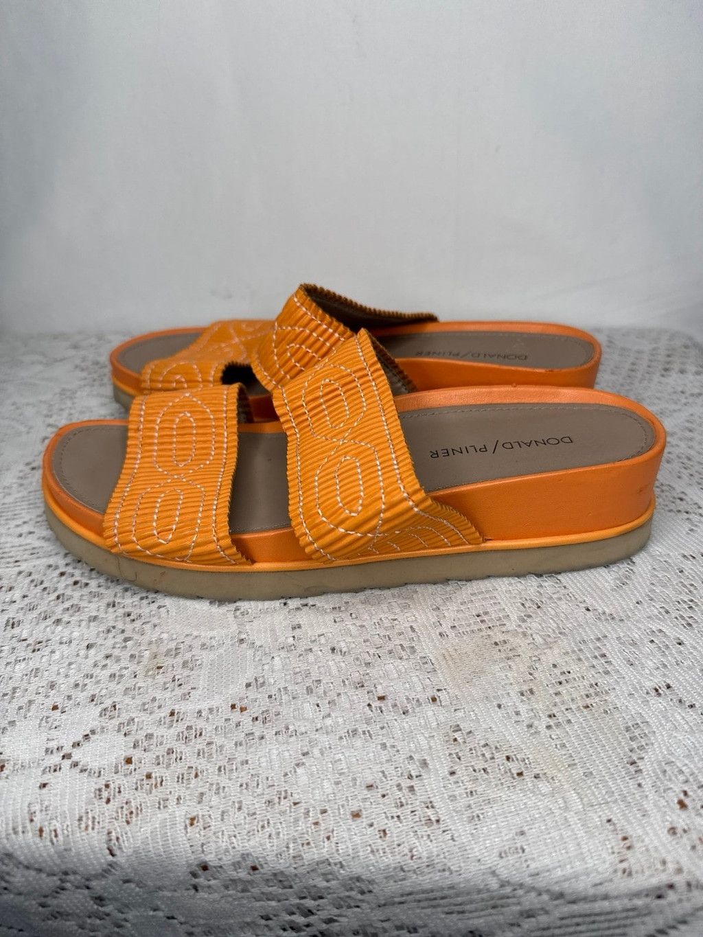 Donald Pliner Donald J. Pliner Cait orange woven textured sandals sz 8 Size US 8 / IT 38 - 5 Thumbnail