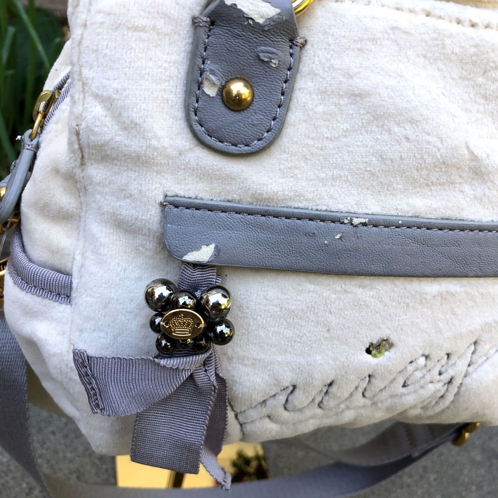 Juicy Couture JUICY COUTURE Y2K Velour Shoulder Bag Purse White Grey Zipper Top Handle Bag Womens Small 8x7 Velour Y2K Designer Purse Size S / US 4 / IT 40 - 3 Thumbnail