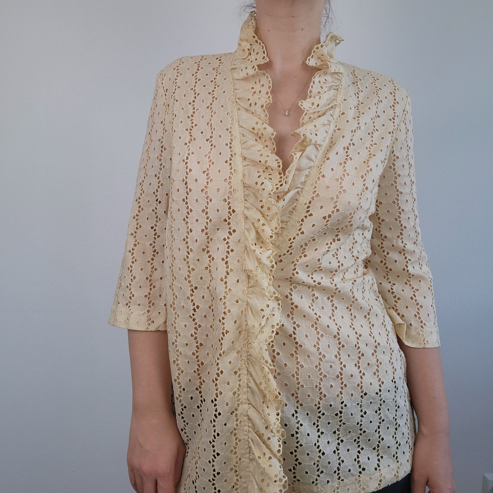 Bloomingdale's Bloomingdales Eyelet Lace Ruffle Cream Wrap Open Top Medium Size M / US 6-8 / IT 42-44 - 4 Thumbnail
