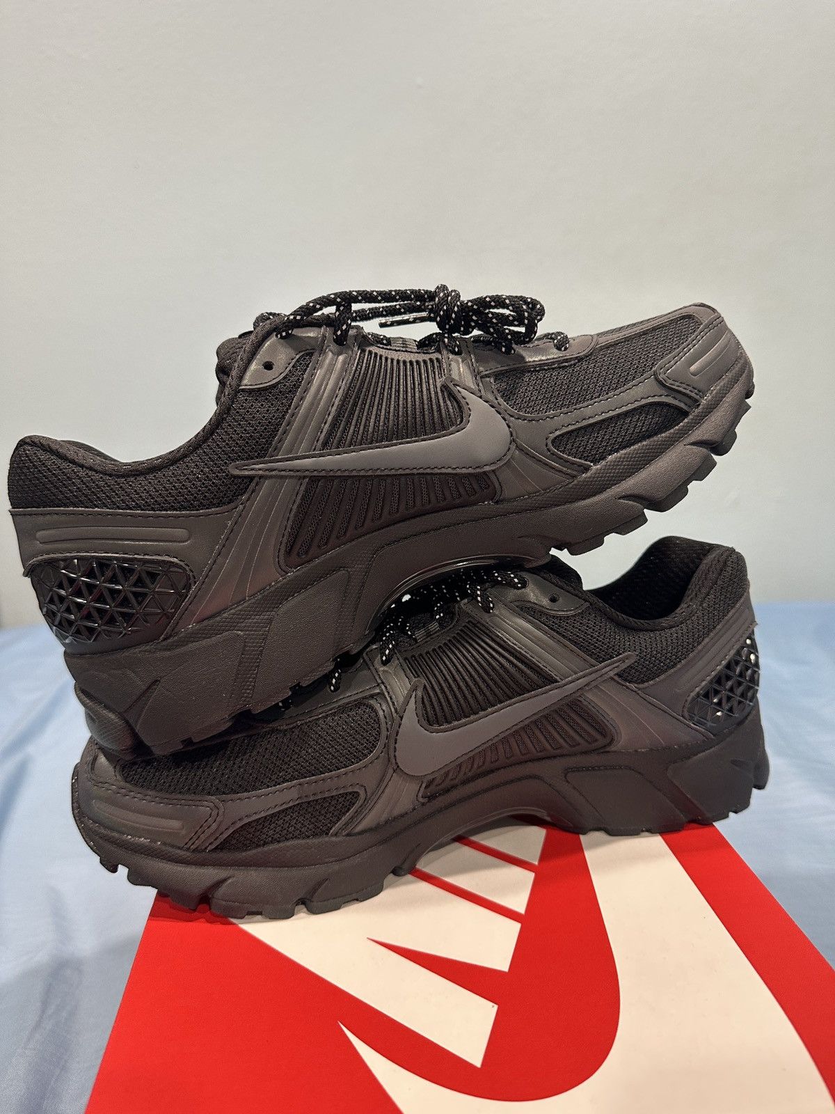 Nike Size 10.5 Men, 12 Wmn Nike Air Zoom Vomero 5 SE Black Noir Size US 10.5 / EU 43-44 - 3 Thumbnail