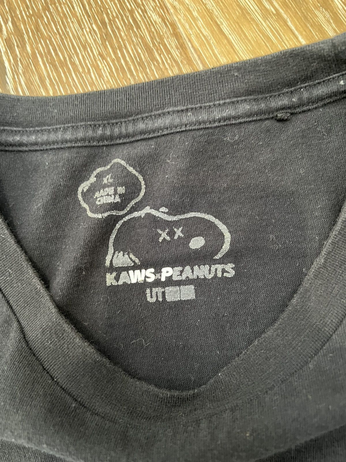 Kaws × Uniqlo Kaws uniqlo snoopy peanuts skateboard tee Size US XL / EU 56 / 4 - 3 Thumbnail