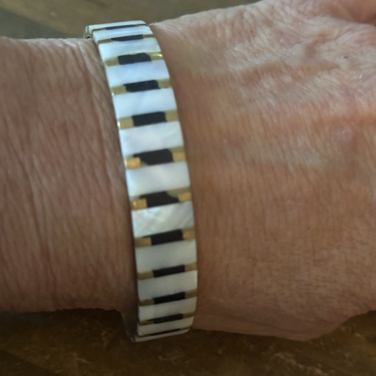 Vintage Vintage brass Mother of Pearl inlay bangle bracelet Size ONE SIZE - 3 Thumbnail