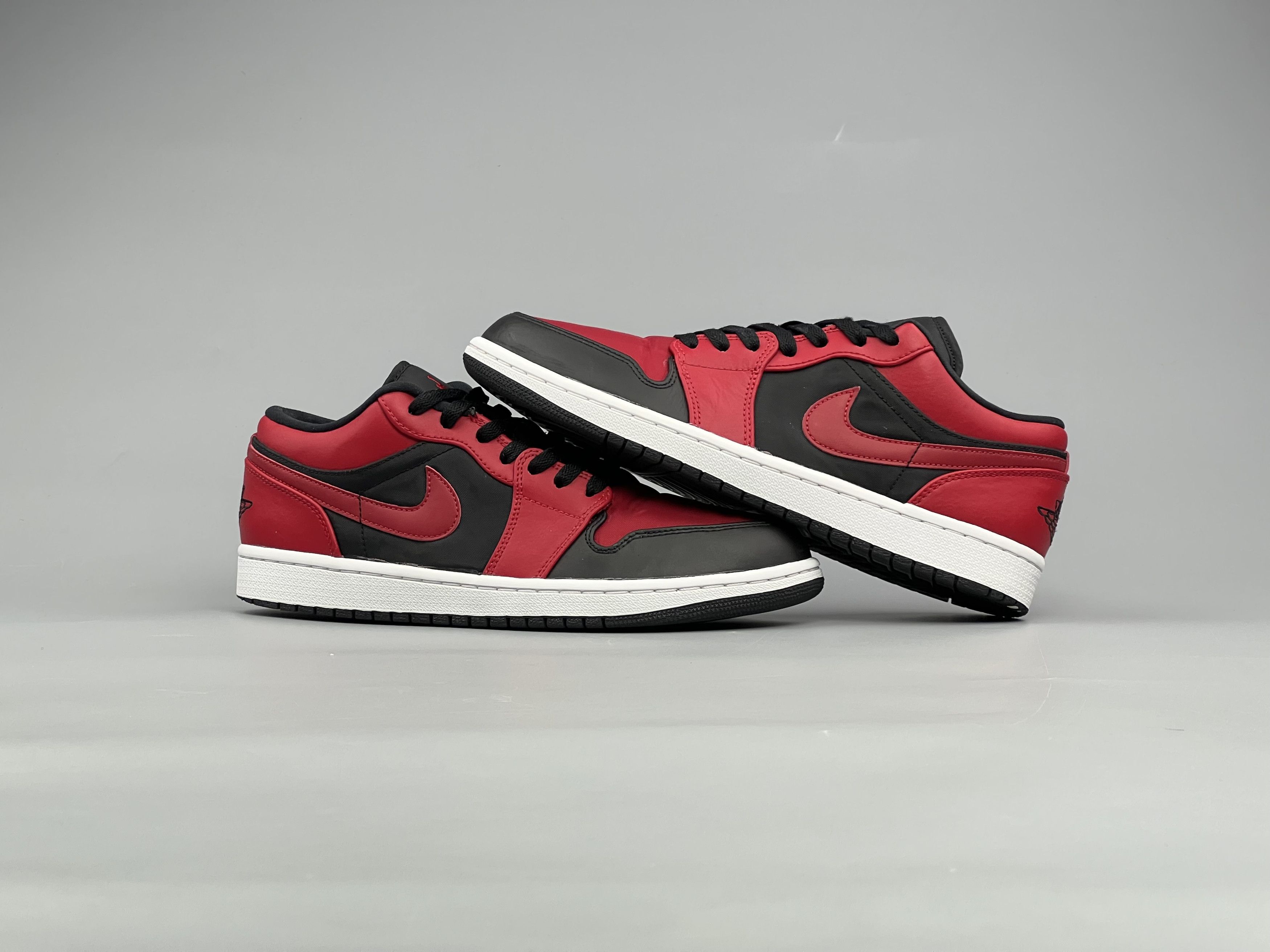 Jordan Brand 2014 Nike Air Jordan 1 Retro Low Bred Black Red Sneakers 9.5 Size US 9.5 / EU 42-43 - 7 Thumbnail