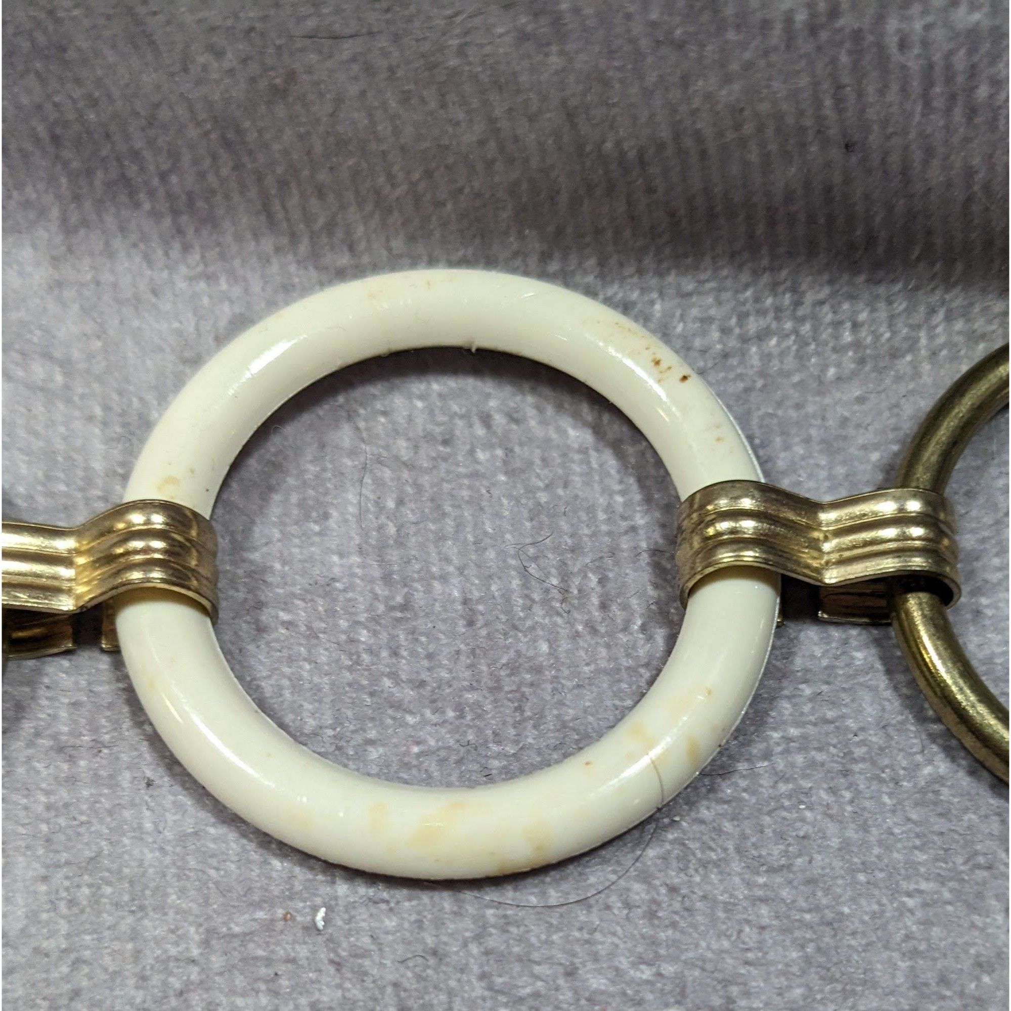 Other Retro Hippie Floral Chunky White And Gold Tone Ring Necklace Size ONE SIZE - 10 Thumbnail