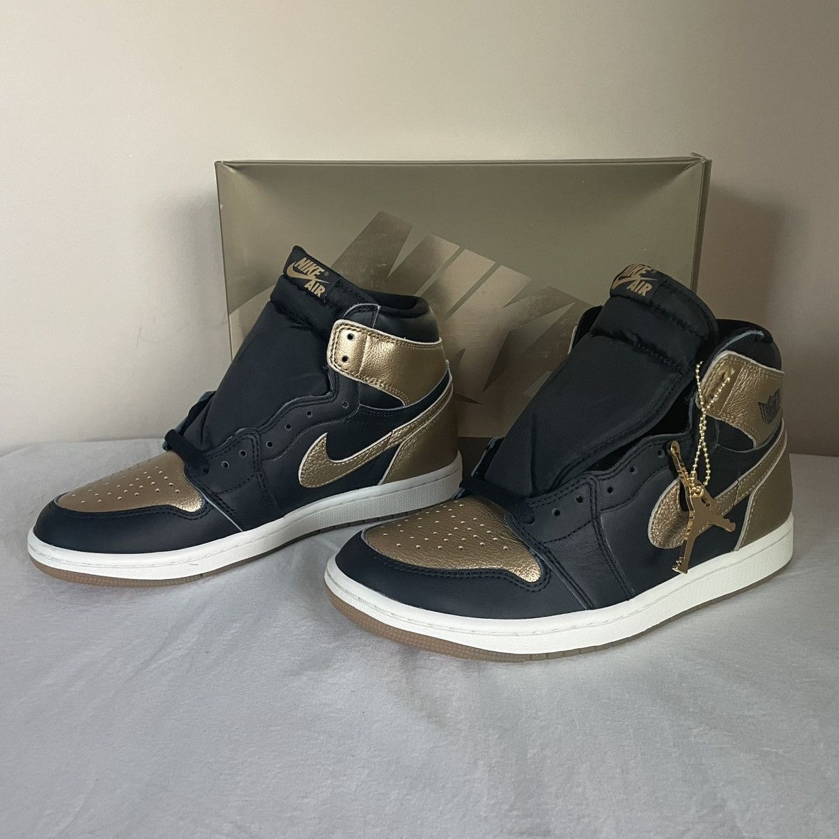 Jordan Brand × Nike Nike Air Jordan 1 High OG Black Metallic Gold Mens US Size 8 Size US 8 / EU 41 - 5 Thumbnail
