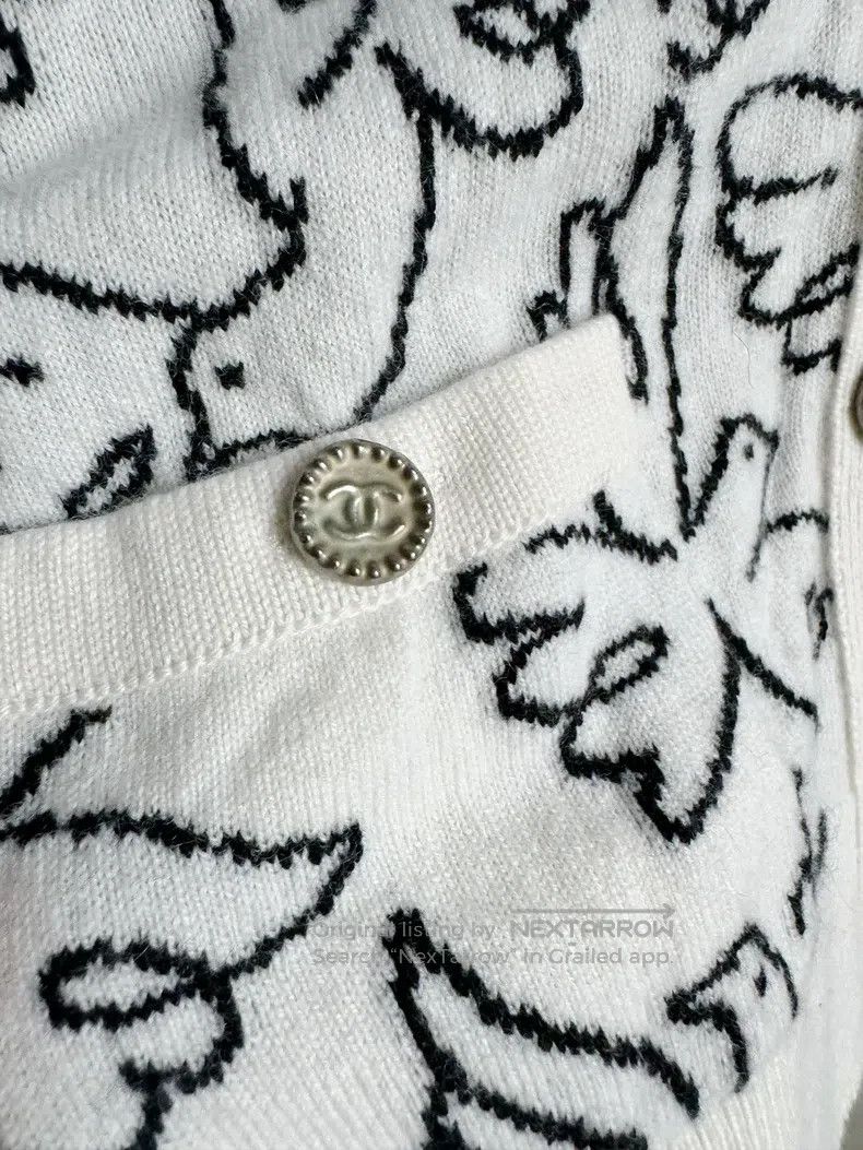 Chanel Chanel 22c Peace Pigeon Black and White Cashmere Cardigan Size XS / US 0-2 / IT 36-38 - 4 Thumbnail