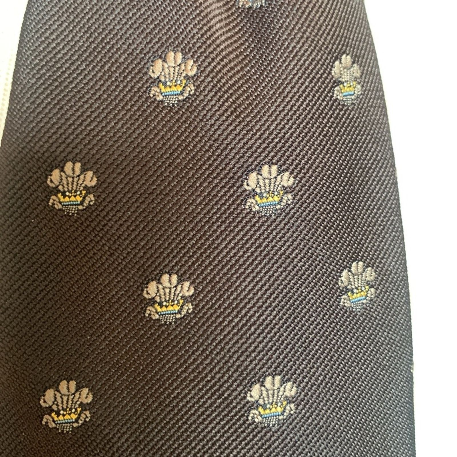 Bill Blass 60’s Bill Blass Prince of Wales 3 feathers crown royal tie Size ONE SIZE - 2 Thumbnail