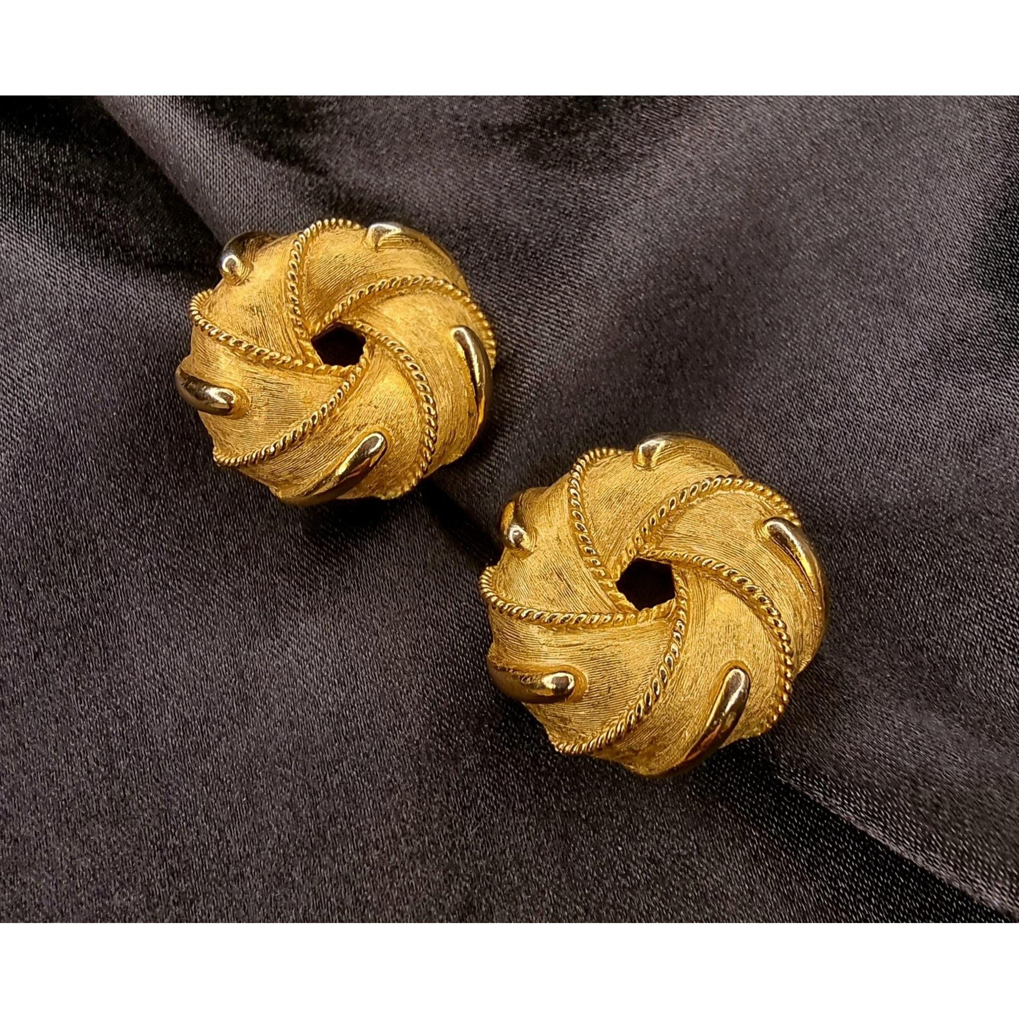 Vintage Rare Find Vintage TRIFARI CROWN Gold Tone Clip On Earrings Size ONE SIZE - 4 Thumbnail