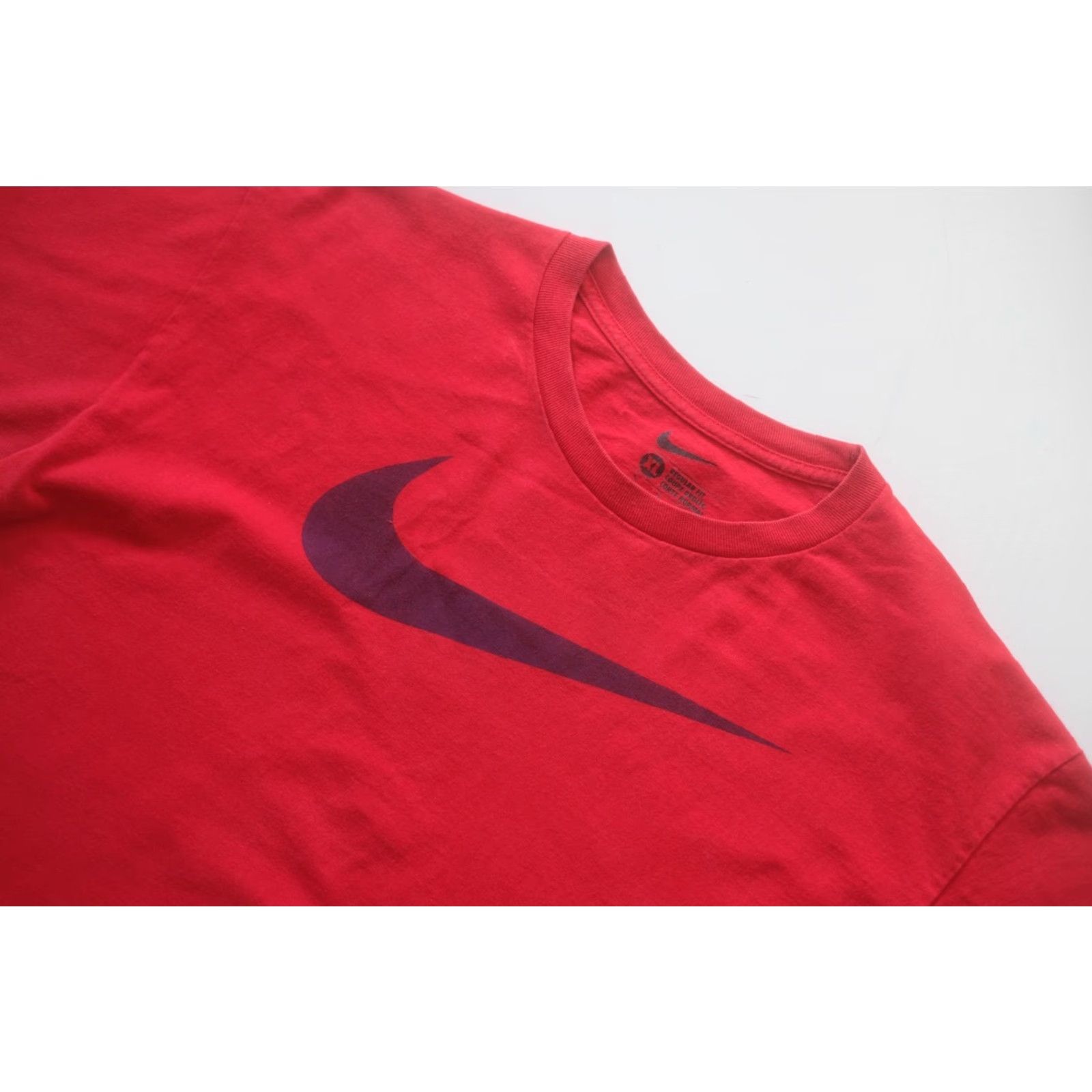 Nike VINTAGE NIKE SPORTSWEAR T-Shirt XL Red 100% Cotton Graphic Big Swoosh Retro Y2K Men’s Shirt Size US XL / EU 56 / 4 - 4 Thumbnail