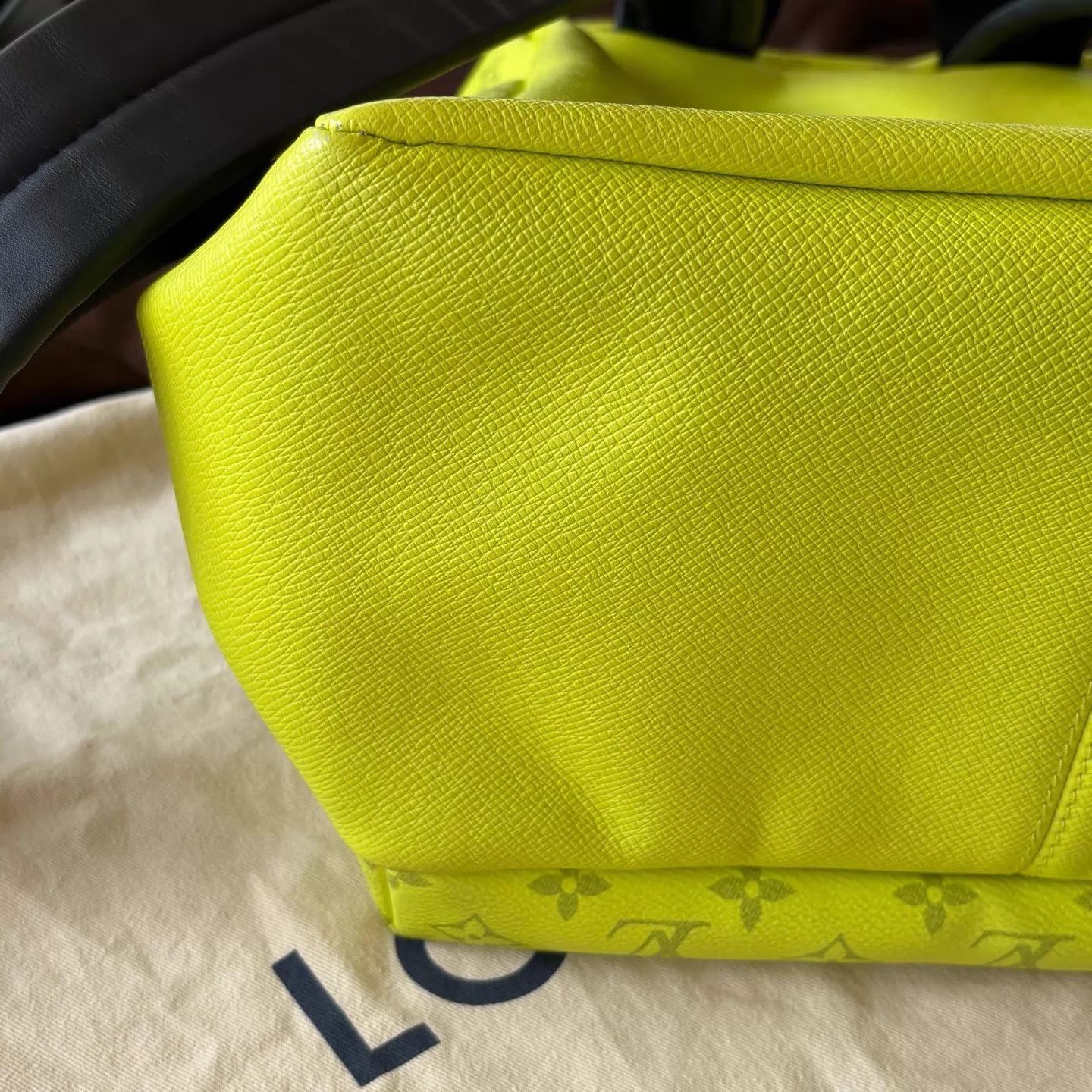 Louis Vuitton LV Discovery Neon Yellow Backpack Size ONE SIZE - 5 Thumbnail