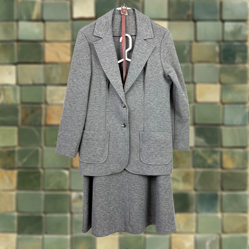 Vintage Vintage Gray Polyester Blazer Skirt Set 15/16 Unbranded Women Outfit/Set 100% Polyester Blazer Skirt Belt Long Sleeve V-Neck Size 36" / US 14 / IT 50 - 1 Thumbnail