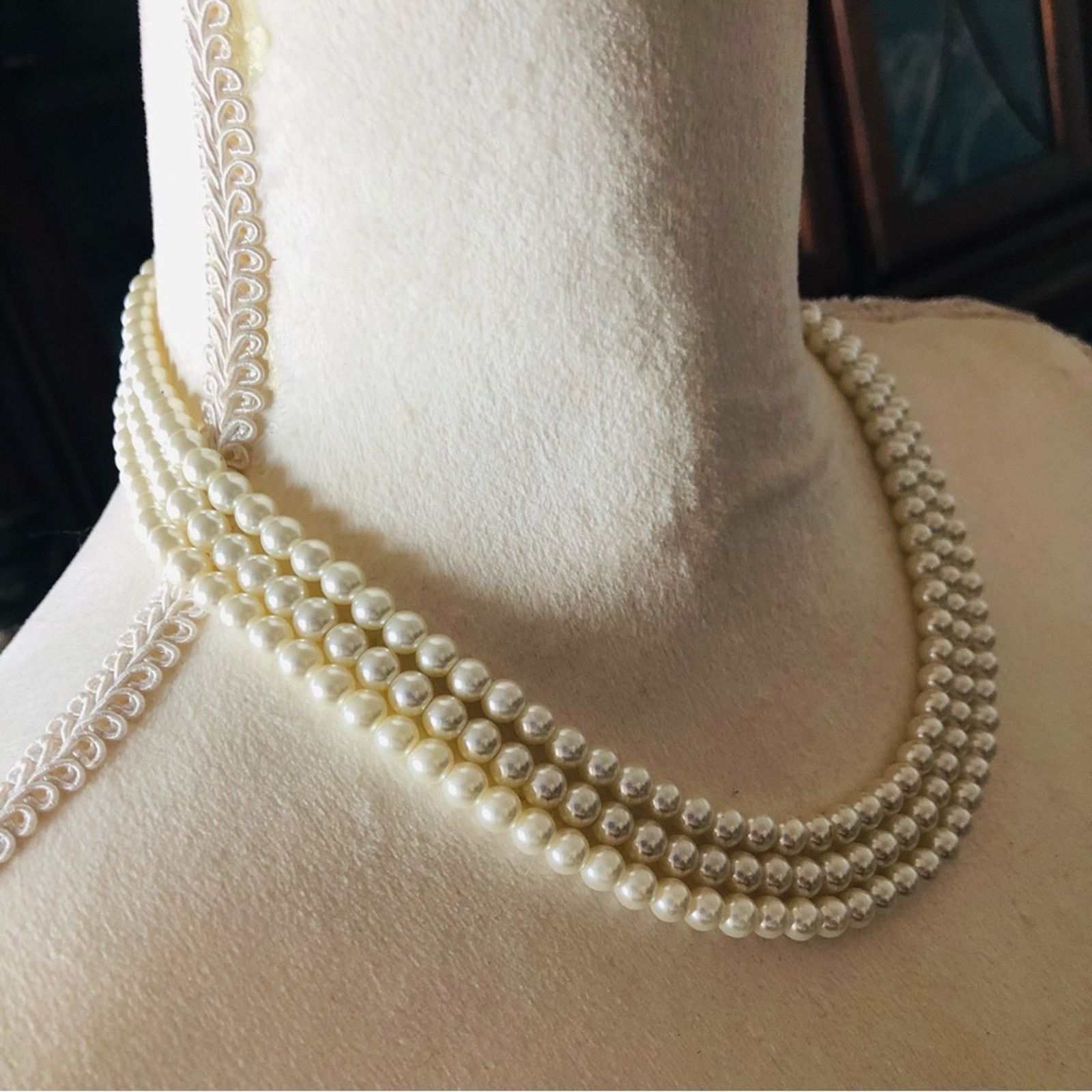 Vintage Vintage Feinberg triple strand white glass pearl necklace Size ONE SIZE - 5 Thumbnail