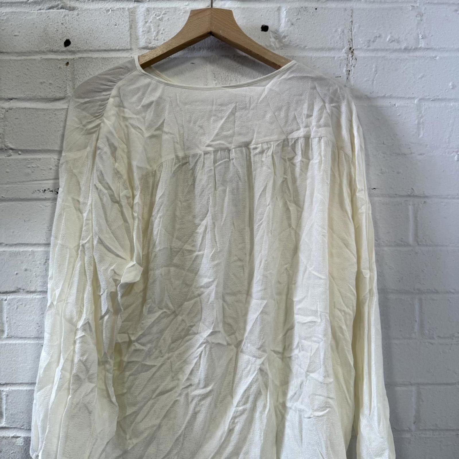 Other Women's White and Cream Blous Size S / US 4 / IT 40 - 3 Thumbnail