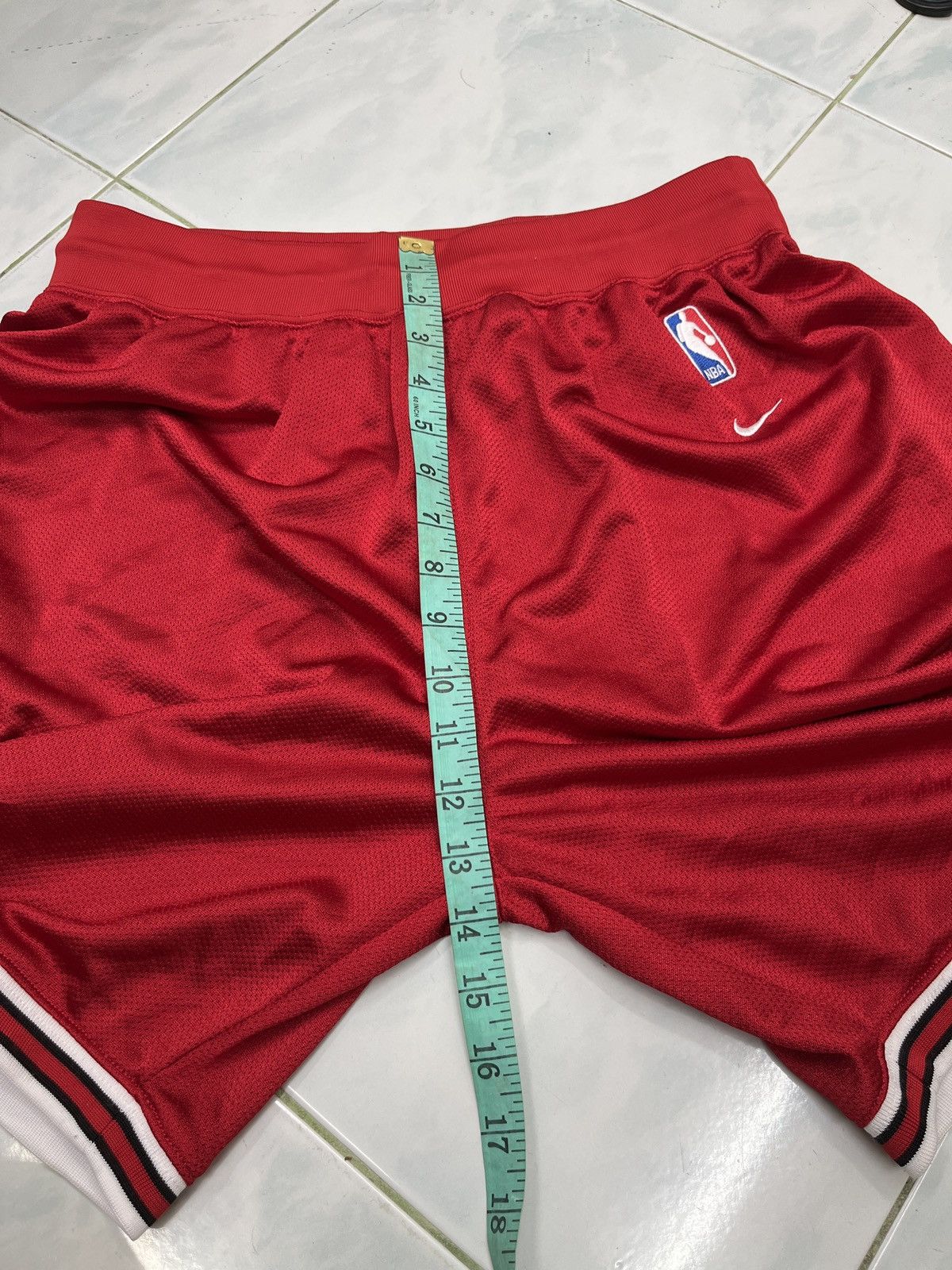 Nike 🔥🔥🔥STEALS VTG NIKE NBA CHICAGO BULLS SHORTS Size US 36 / EU 52 - 15 Thumbnail