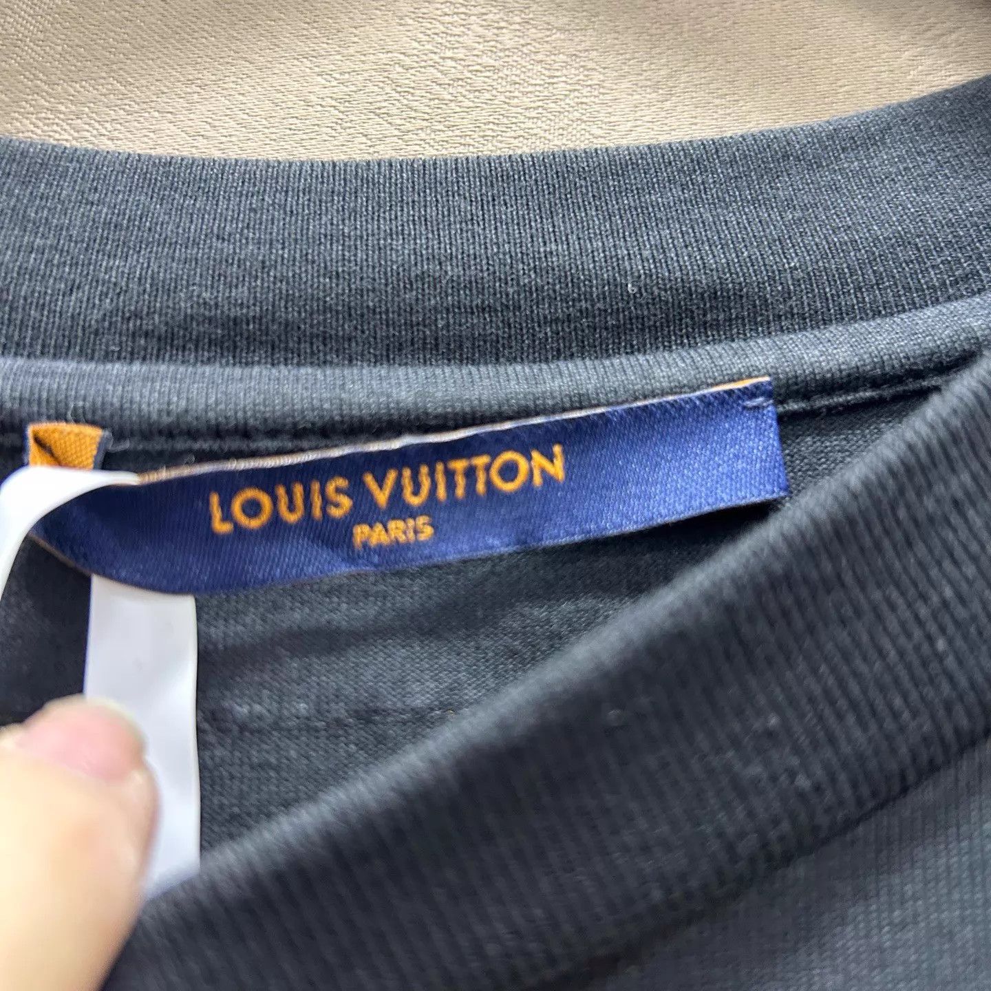 Louis Vuitton Louis Vuitton 99 New Black Embossed SS Tee L Size US L / EU 52-54 / 3 - 4 Thumbnail