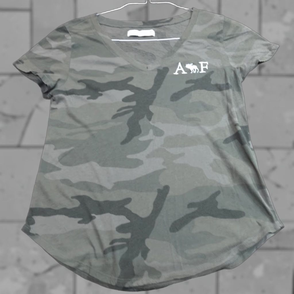 Abercrombie & Fitch VINTAGE Abercrombie & Fitch Womens T-Shirt Camouflage Embroidered Moose Green M Size M / US 6-8 / IT 42-44 - 1 Thumbnail