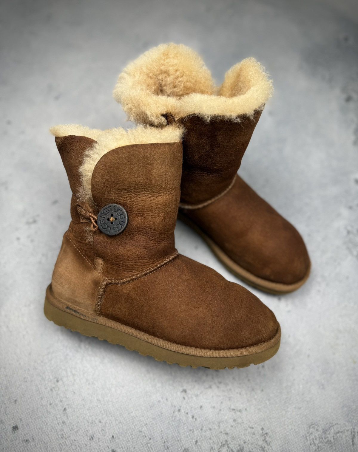 Ugg UGG Australia Bailey Button Short Chestnut Sheepskin Boots Size US 6 / IT 36 - 1 Thumbnail