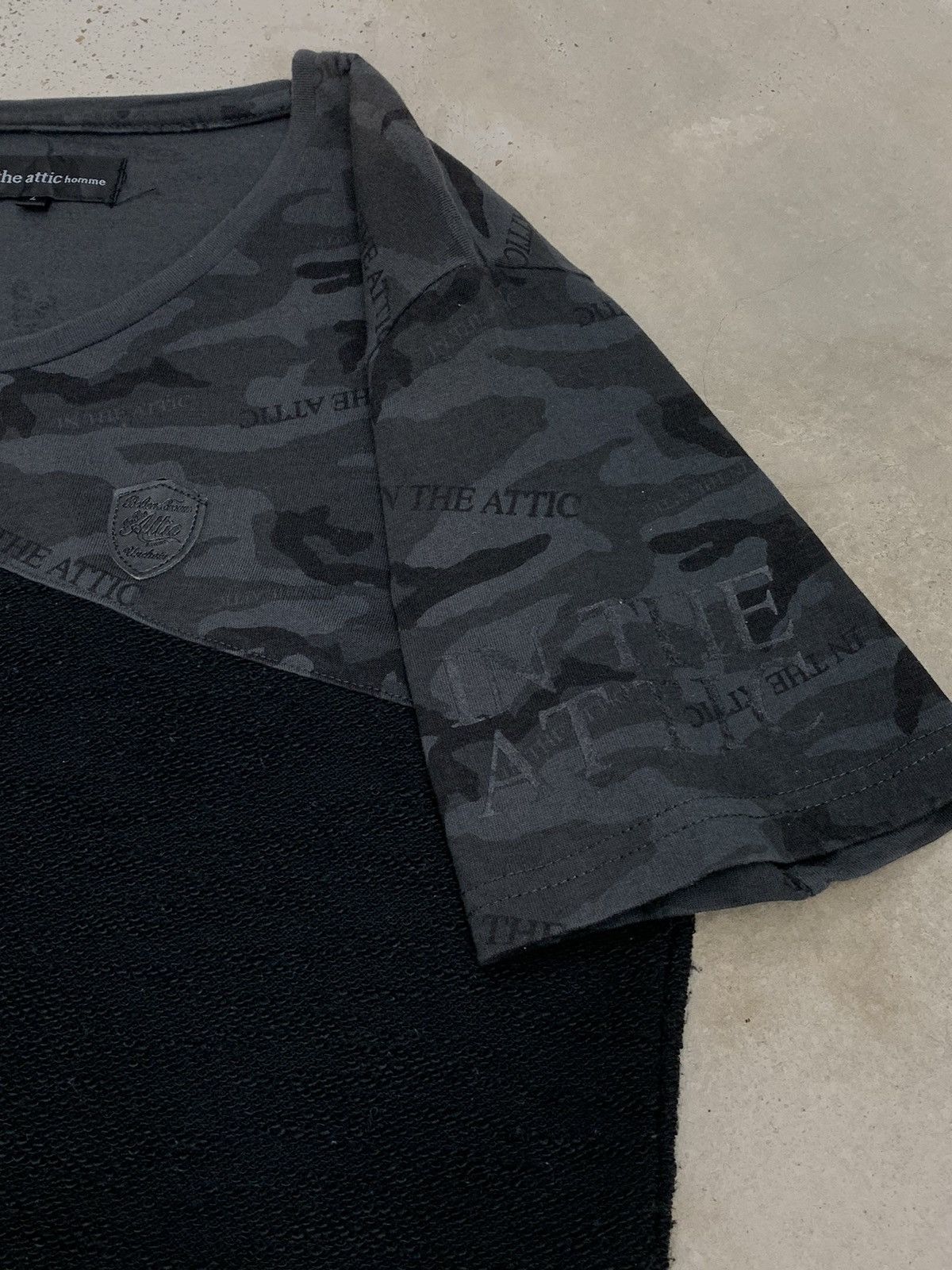 In The Attic × Japanese Brand In The Attic Homme V Neck Spellout Fullprint Hybrid Tee Size US L / EU 52-54 / 3 - 7 Thumbnail