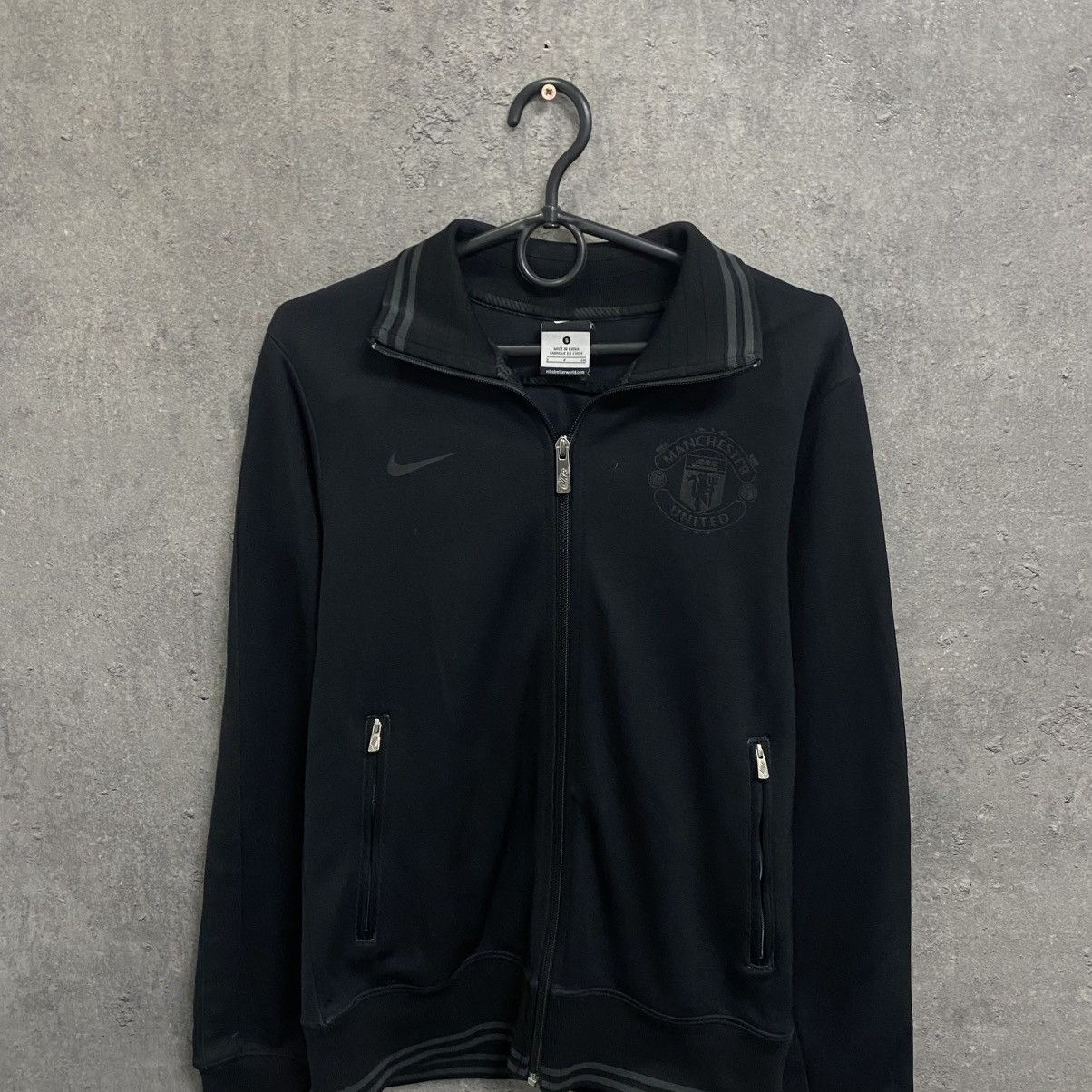 Nike Vintage Nike Manchester United Black Zip Up Jacket Big Logo Size US S / EU 44-46 / 1 - 4 Thumbnail