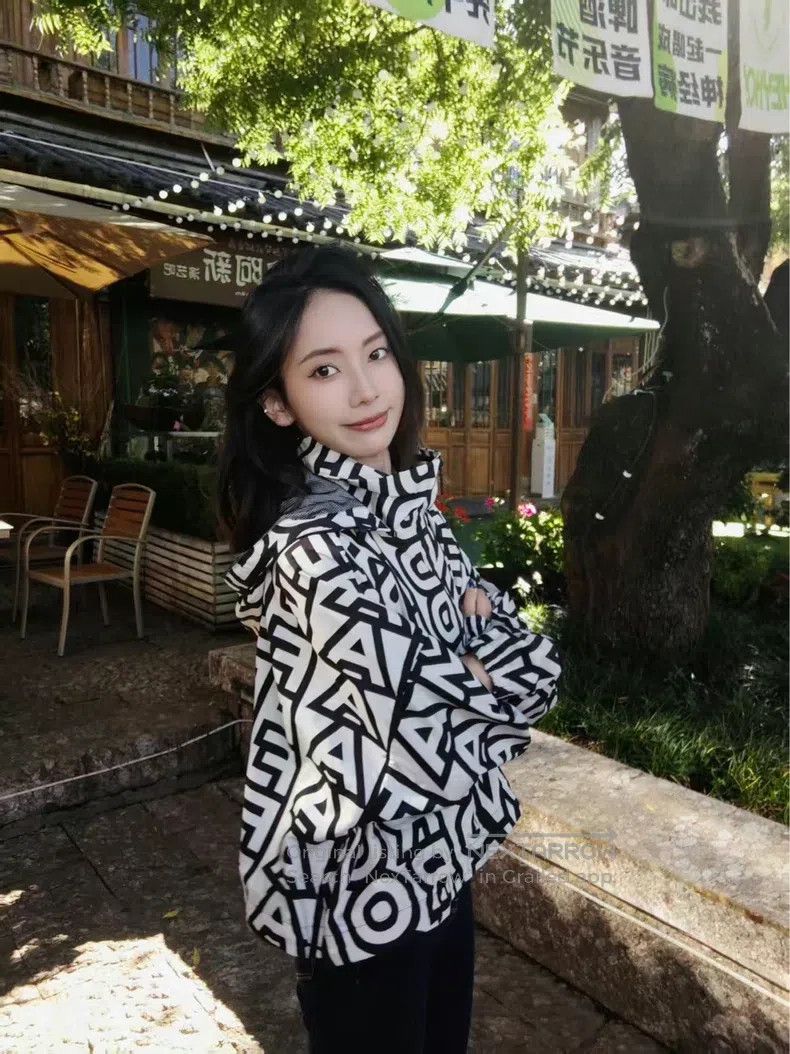 Fendi Fendi Full letter logo hooded lightweight jacket in black Size S / US 4 / IT 40 - 2 Thumbnail