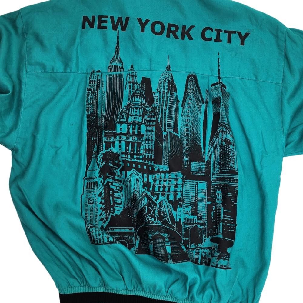 Designer Liz Claiborne. Vintage top w/ NYC Graphic on back. Size: 6 Size M / US 6-8 / IT 42-44 - 3 Thumbnail