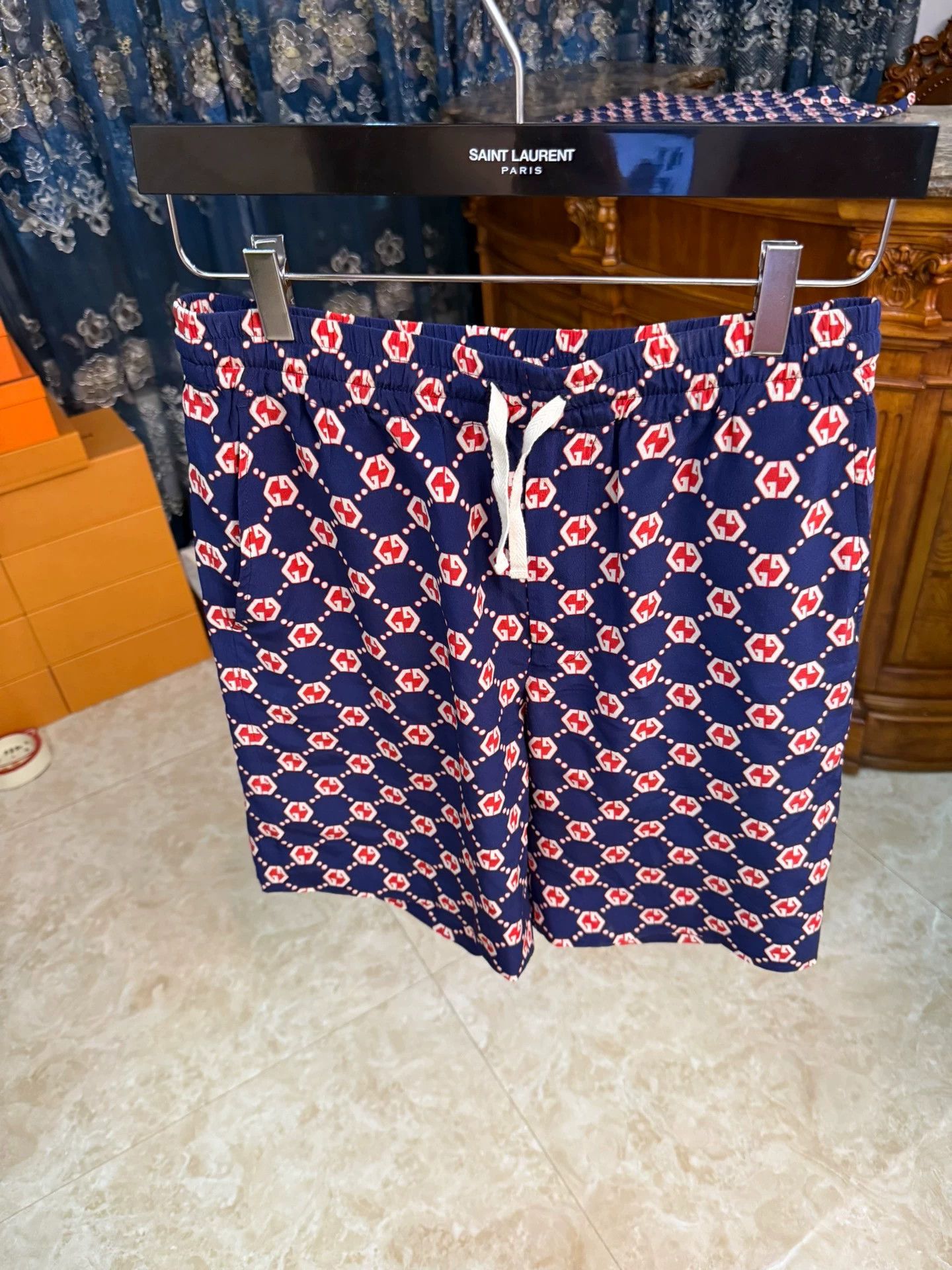 Gucci Gucci Oversized Silk Full Logo Shorts Size 44 Size US 28 / EU 44 - 1 Thumbnail