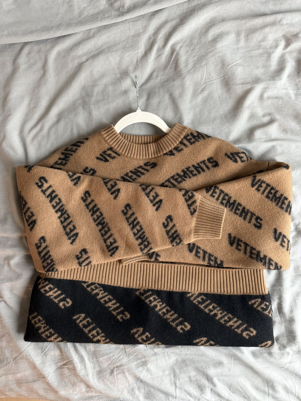 Vetements Vetements All-Over Logo Embroidered Knit Sweater Size US XS / EU 42 / 0 - 9 Thumbnail