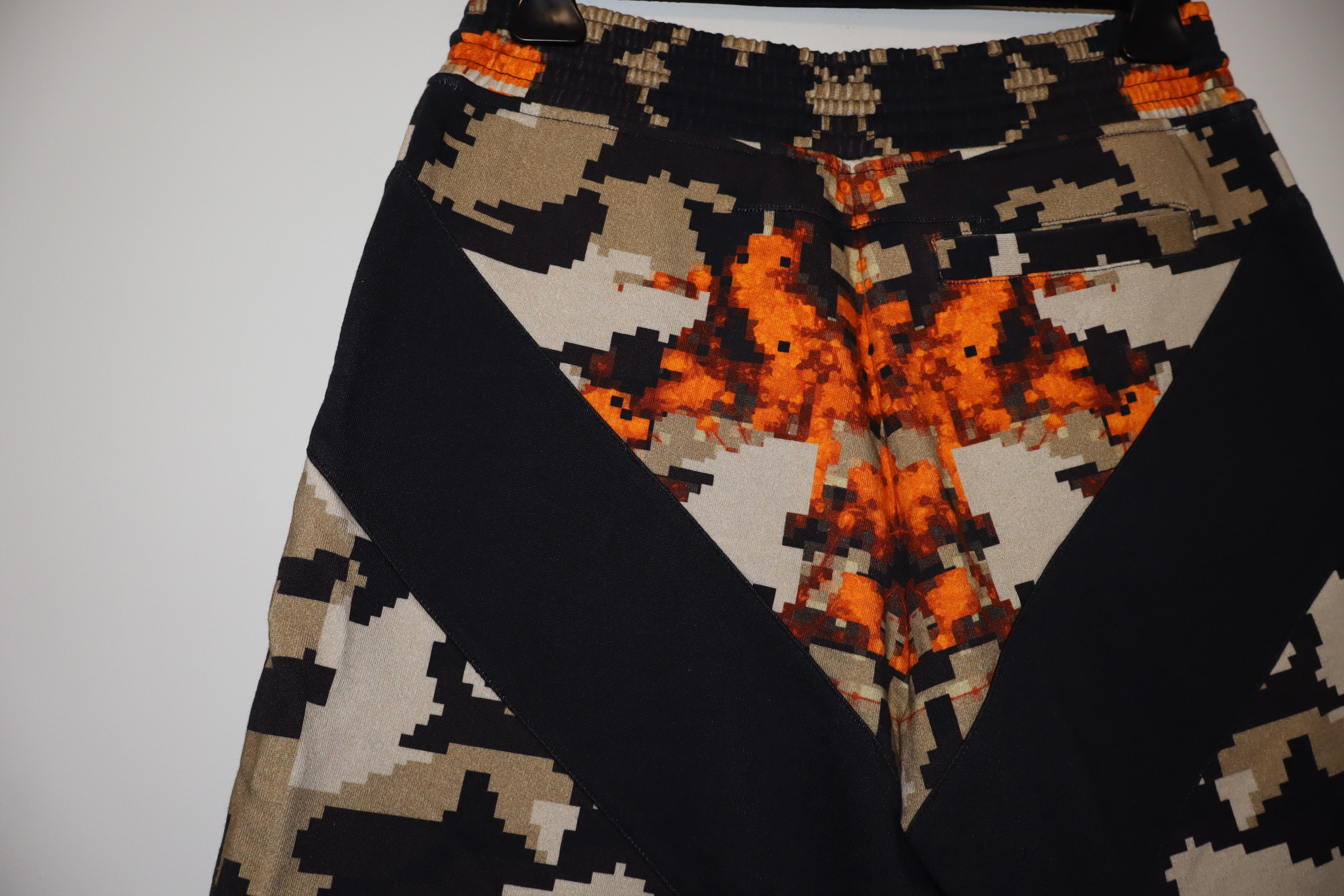 Givenchy Camo fire print shorts Size US 30 / EU 46 - 11 Thumbnail