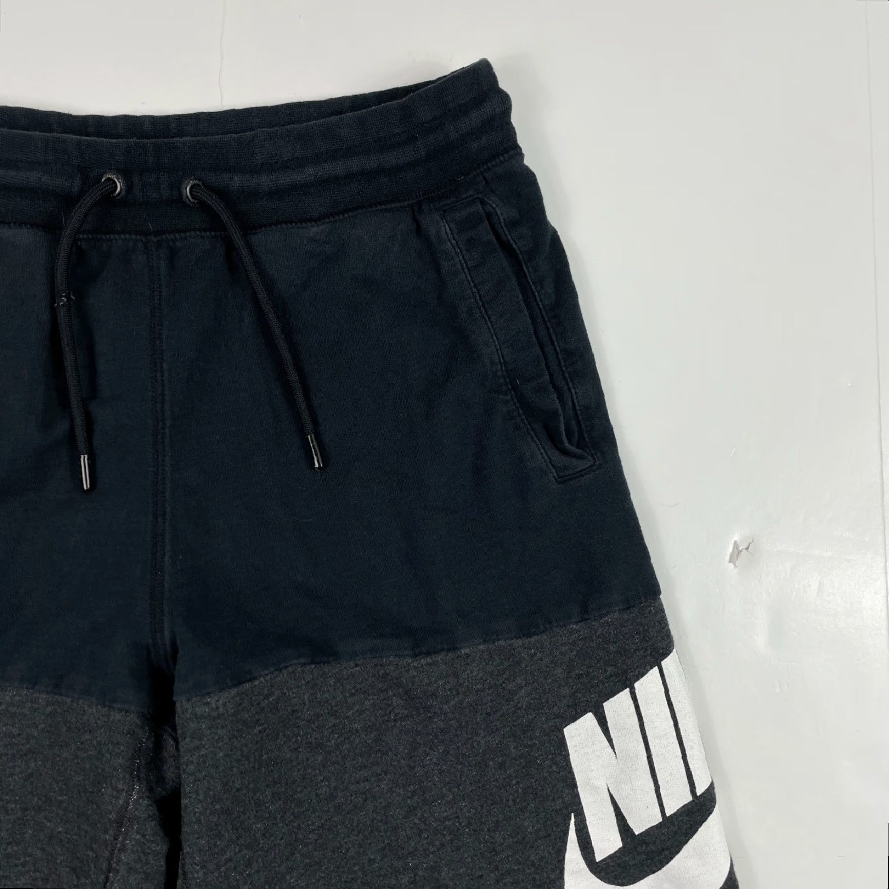 Nike Nike Shorts Mens Medium Black Swoosh Sweat Shorts Lined Workout Gym Basketball Size US 30 / EU 46 - 3 Thumbnail