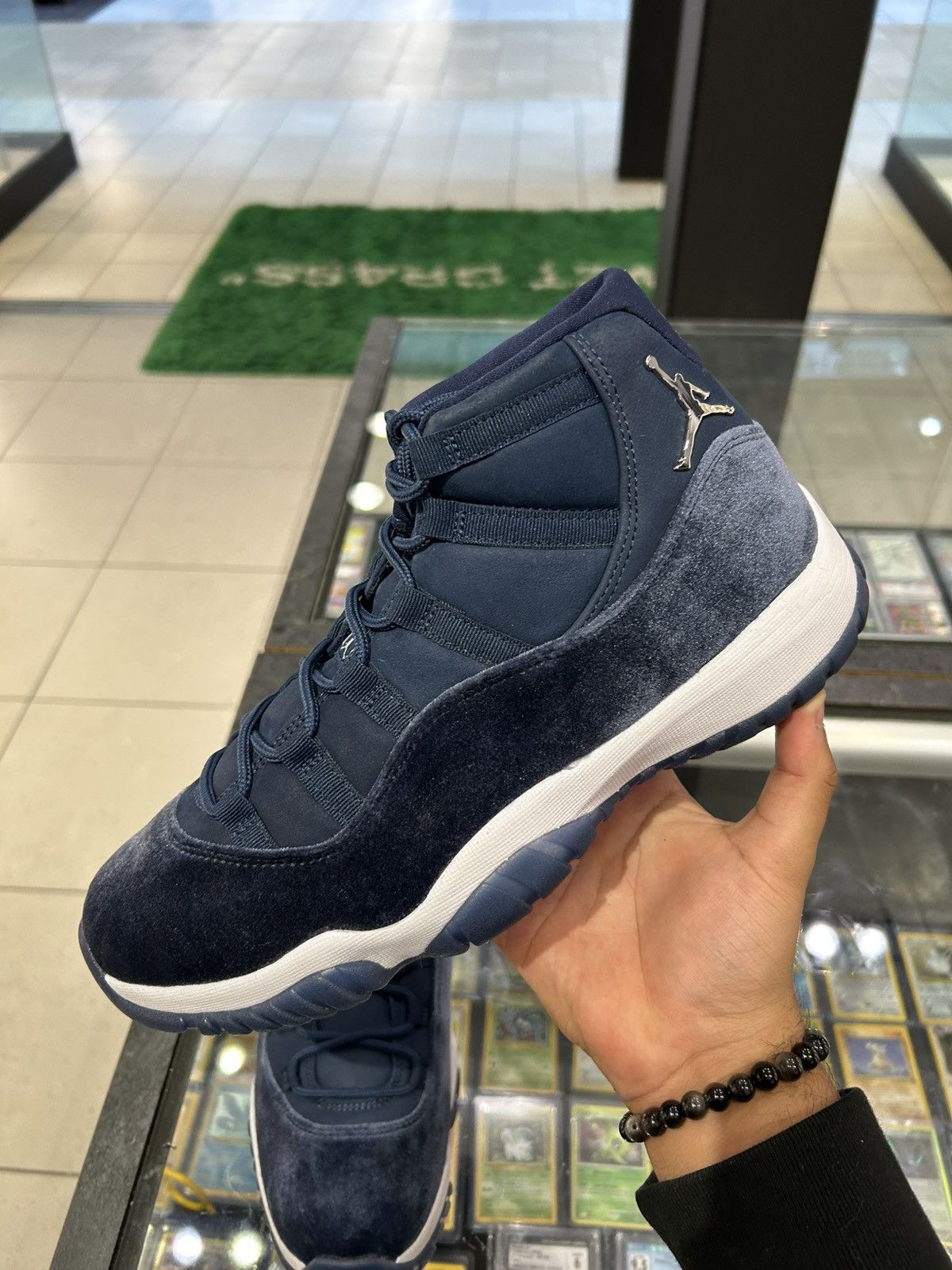 Jordan Brand Jordan 11 midnight navy velvet Size US 10.5 / EU 43-44 - 2 Thumbnail