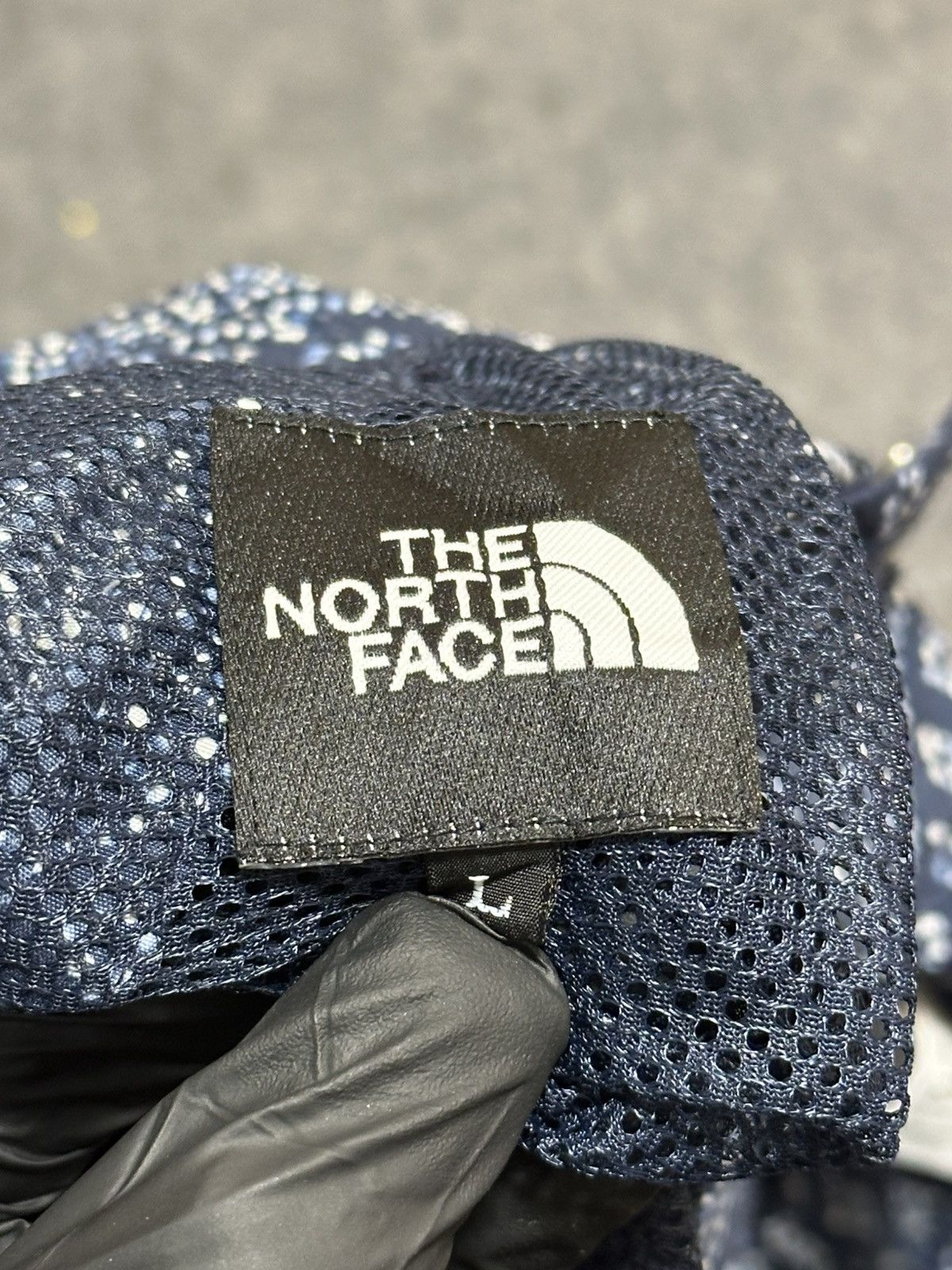 The North Face The North Face men's navy shorts a geometric bandana-style Size US 34 / EU 50 - 13 Thumbnail
