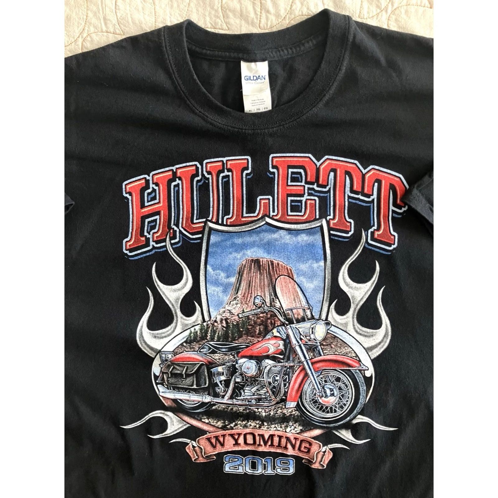 Gildan VINTAGE Hulett Wyoming Motorcycle Rally Devils Tower Black T-Shirt Gildan XL 2019 Size US XL / EU 56 / 4 - 3 Thumbnail
