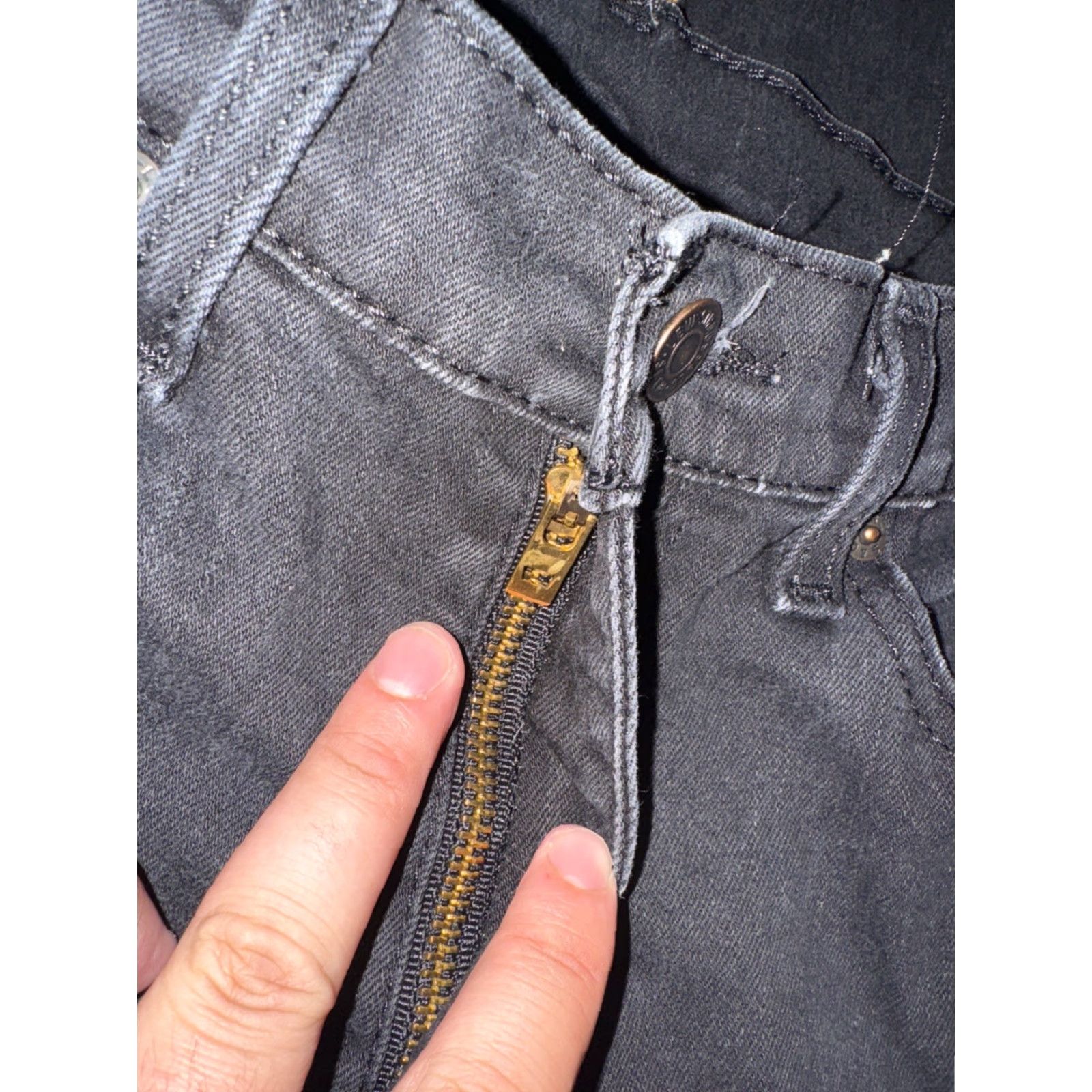 Levi's VINTAGE Levi’s 505 Black Denim Jeans Men’s 28x26 Straight Leg Grunge Jeans Mens Regular Black 90s Grunge Size US 28 / EU 44 - 4 Thumbnail