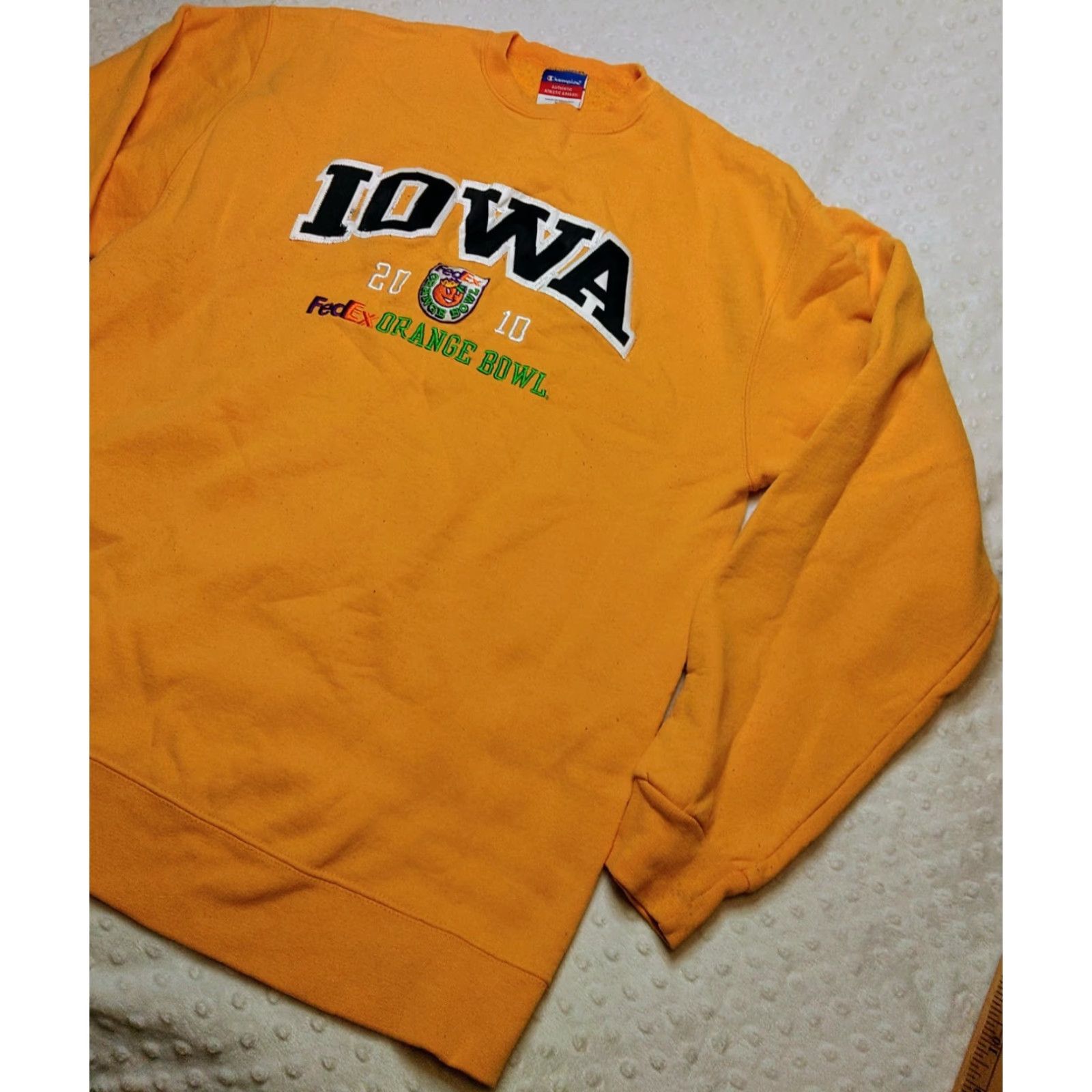 Champion VINTAGE Champion Iowa Hawkeyes 2010 FedEx Orange Bowl Yellow Sweatshirt XL Crew Neck Pullover Men Size US XL / EU 56 / 4 - 2 Thumbnail