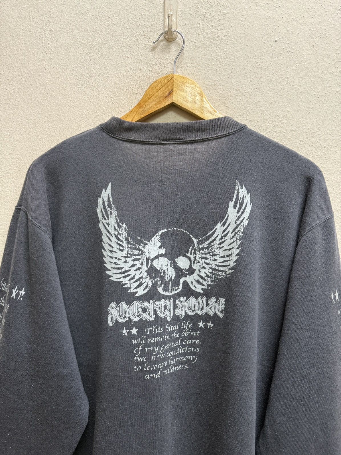Vintage Fogaty House graphic sweatshirt with a skull and wingsdesign Size US M / EU 48-50 / 2 - 15 Thumbnail