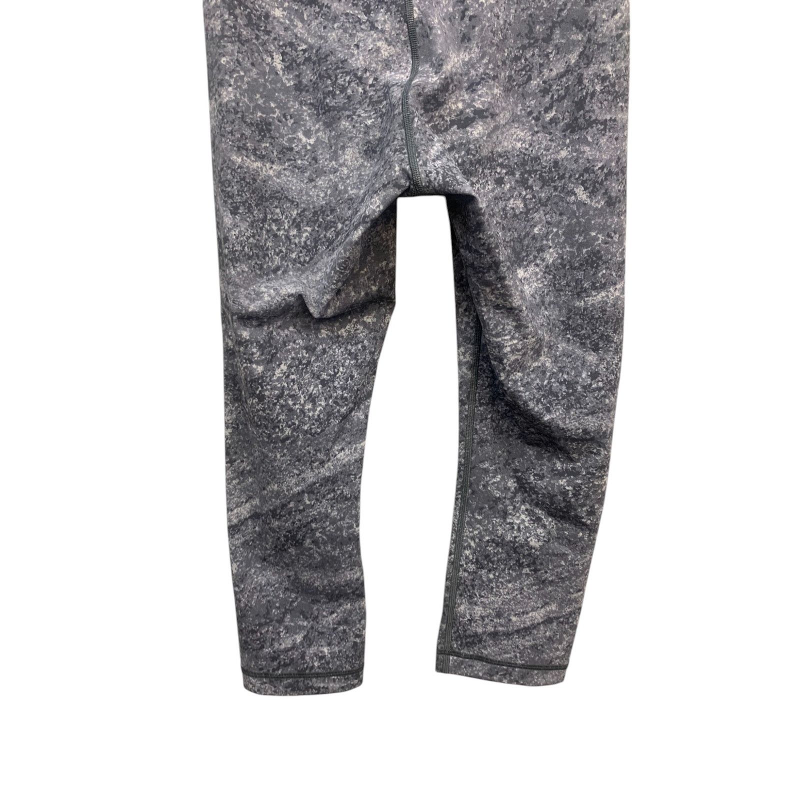 Lululemon Lululemon Wunder Under Crop (Hi-Rise) 21" Area Ice Grey SZ 6 Size 28" / US 6 / IT 42 - 8 Thumbnail