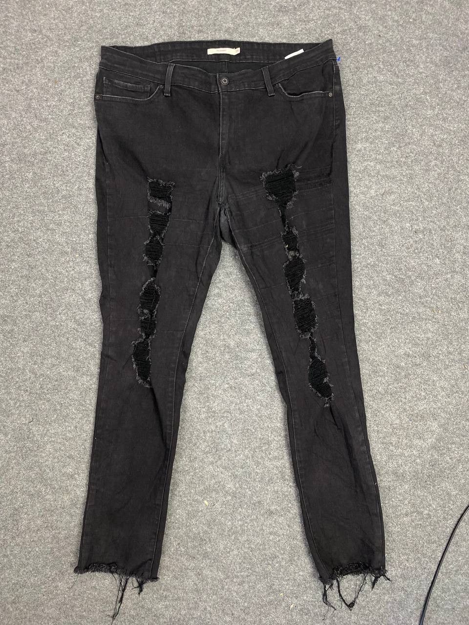 image of 711 Skinny Distressed Denim in Black, Men's (Size 37)