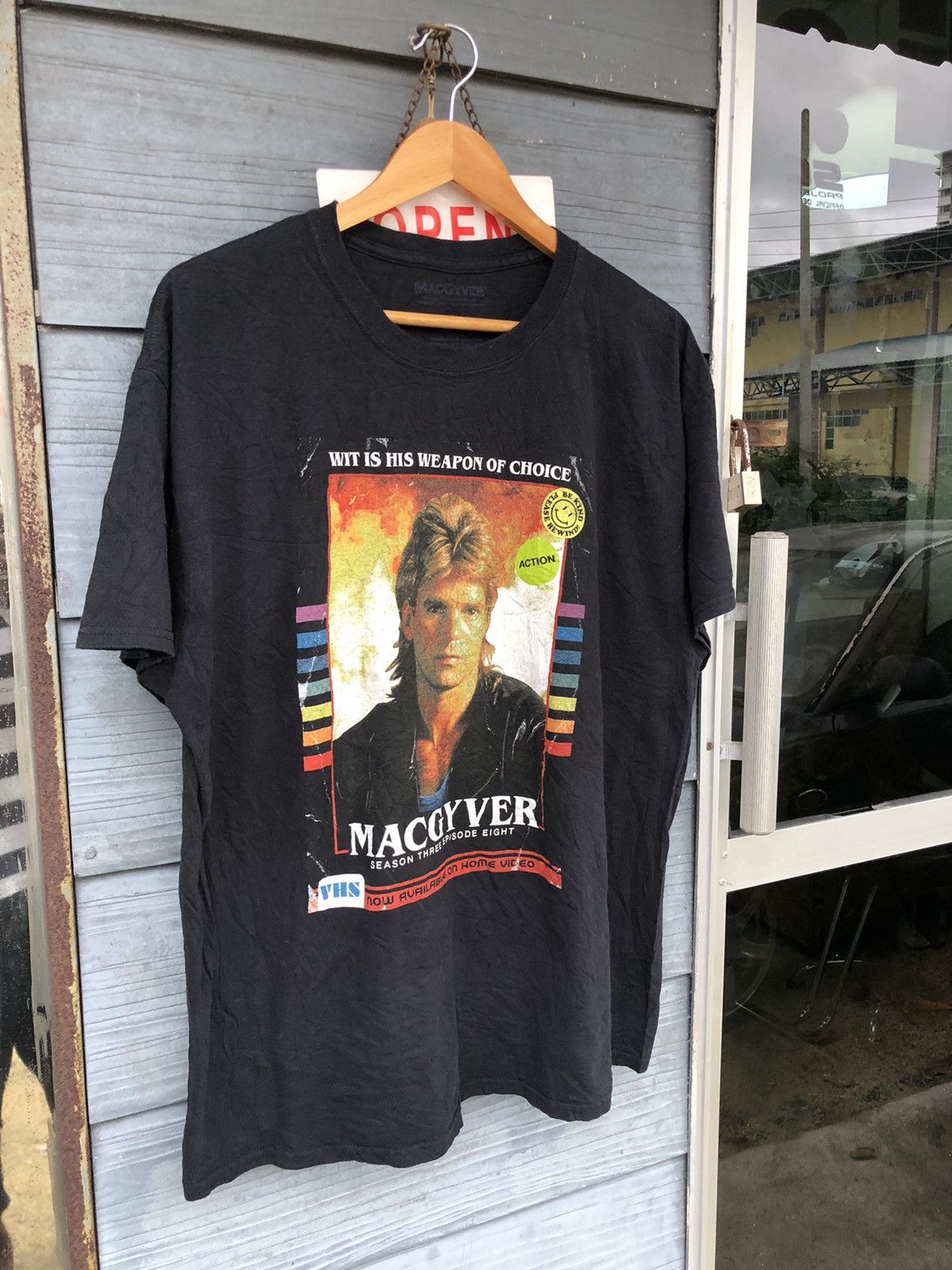 Vintage VINTAGE Y2K MACGYVER VHS MOVIE TEE Size US XL / EU 56 / 4 - 2 Thumbnail
