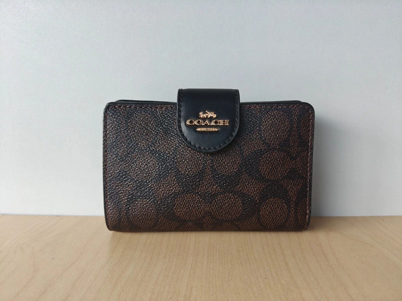 Coach Coach Medium Corner Zip Wallet In Signature T/1005 Size ONE SIZE - 1 Thumbnail