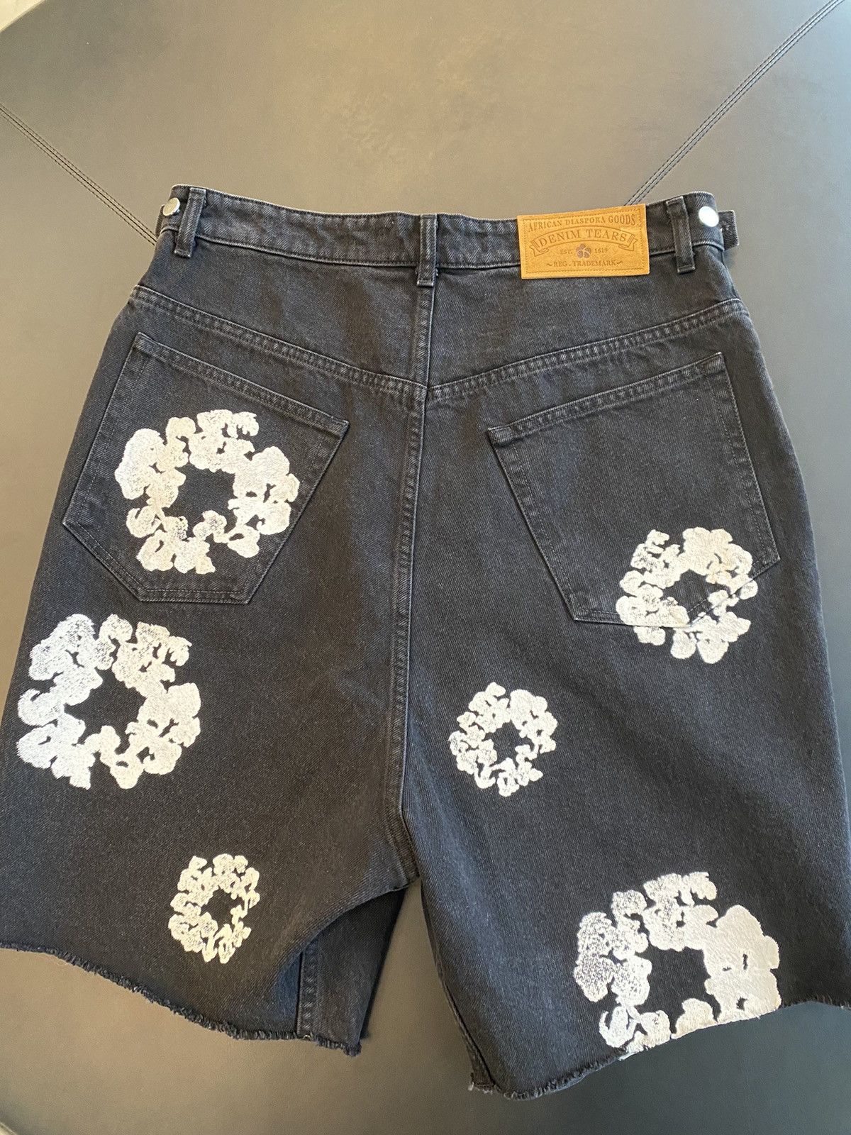 DENIM TEARS Denim Tears x Levi’s Cotton Wreath Jean Short Black Size US 36 / EU 52 - 2 Thumbnail