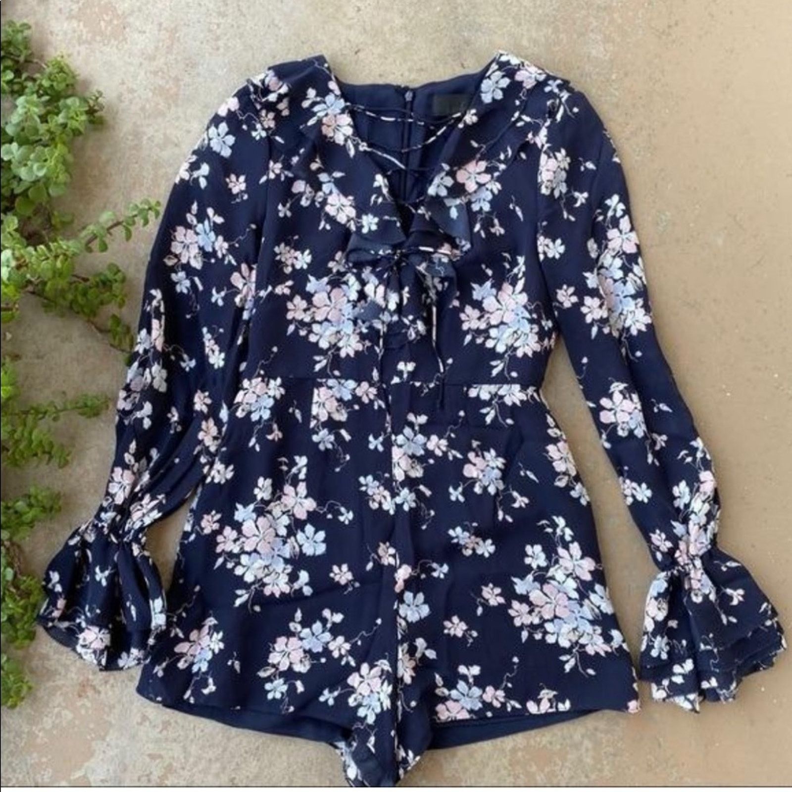 Nordstrom NEW INTERMIX Revolve Navy White Ruffle Shorts Floral Romper Size 27" / US 4 / IT 40 - 5 Thumbnail