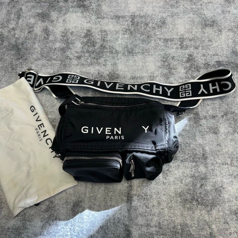 Givenchy Givenchy Classic Black Crossbody Bag 2506-Nextarrow Size ONE SIZE - 1 Thumbnail