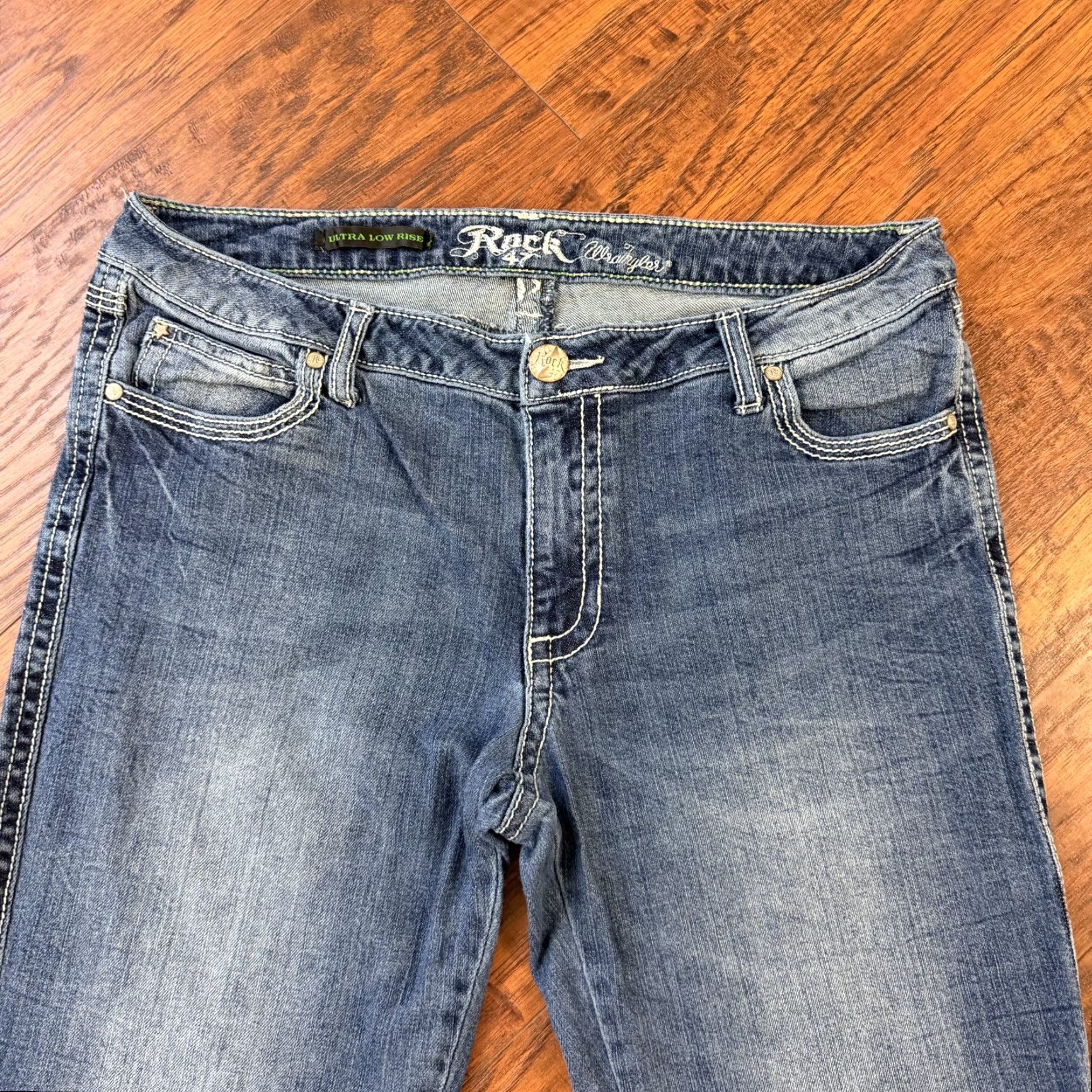 Wrangler Wrangler Jeans Women Boot Cut Denim Medium Wash Rock 47 32x34 Junior Size 13 XS-34 Inseam? Size 24" / US 00 / IT 34 - 2 Thumbnail