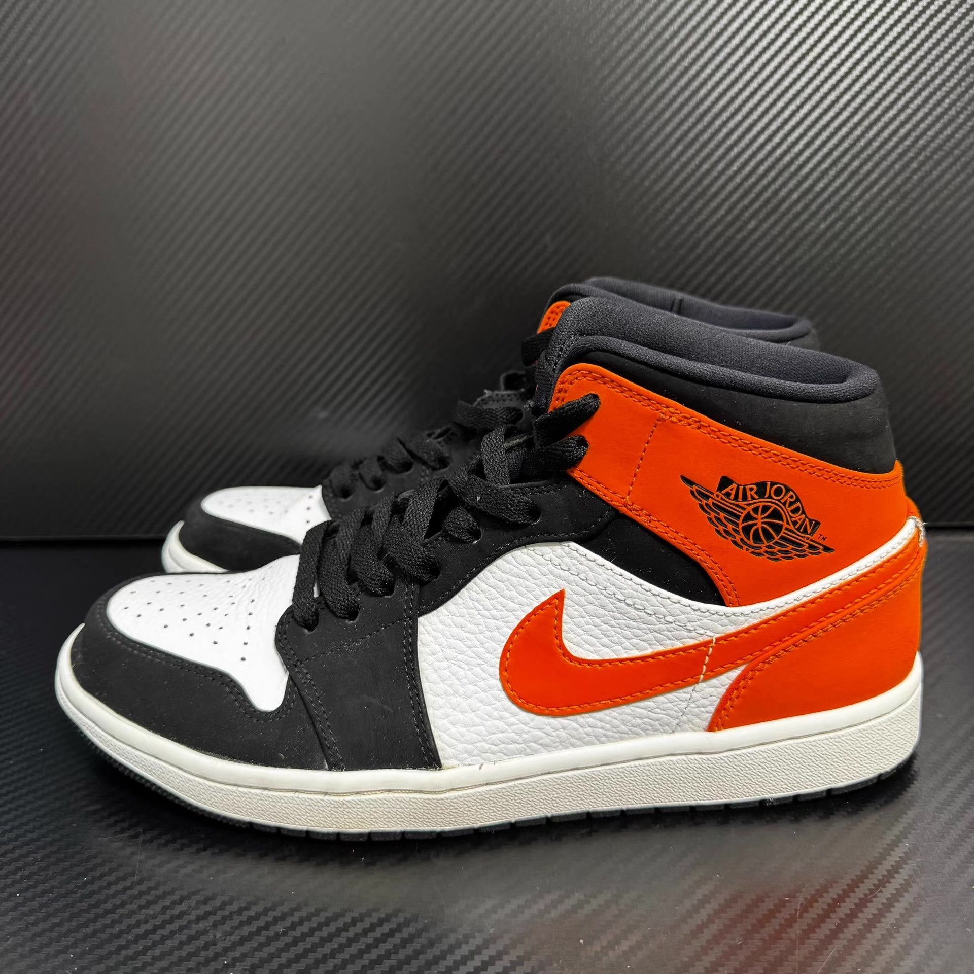 Nike Nike Air Jordan 1 Mid Q11 Size US 8.5 / EU 41-42 - 1 Thumbnail