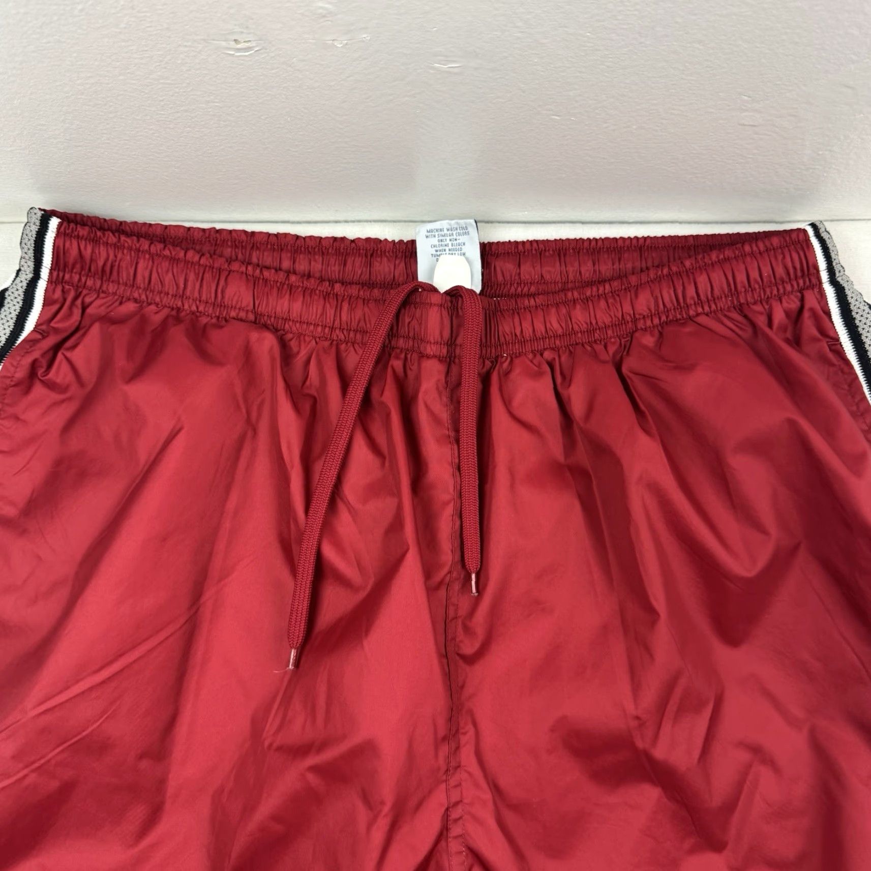 Old Navy VINTAGE Old Navy Track Pants Mens XL Red Nylon Drawstring 90s Hipster Grunge Y2K Activewear Baggy Punk Size US 36 / EU 52 - 3 Thumbnail