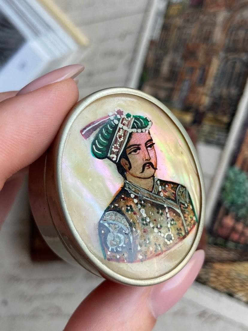 Vintage Vintage Miniature Box Mother Of Pearl Hand Painted Portrait Size ONE SIZE - 1 Thumbnail