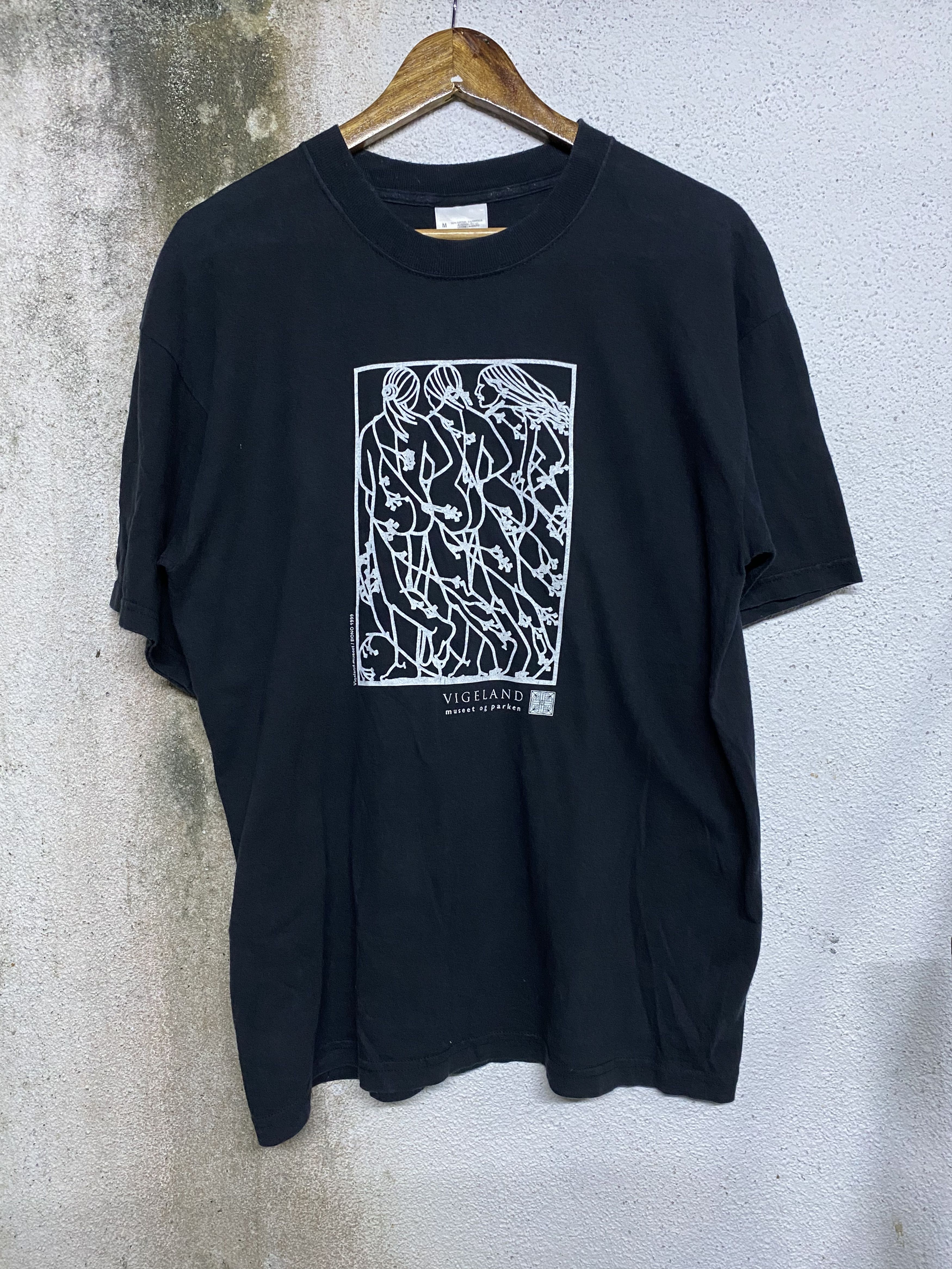 Vintage Vintage Art Bono 1999 3 Girls Vigeland Museet Parken Tshirt Size US M / EU 48-50 / 2 - 1 Thumbnail